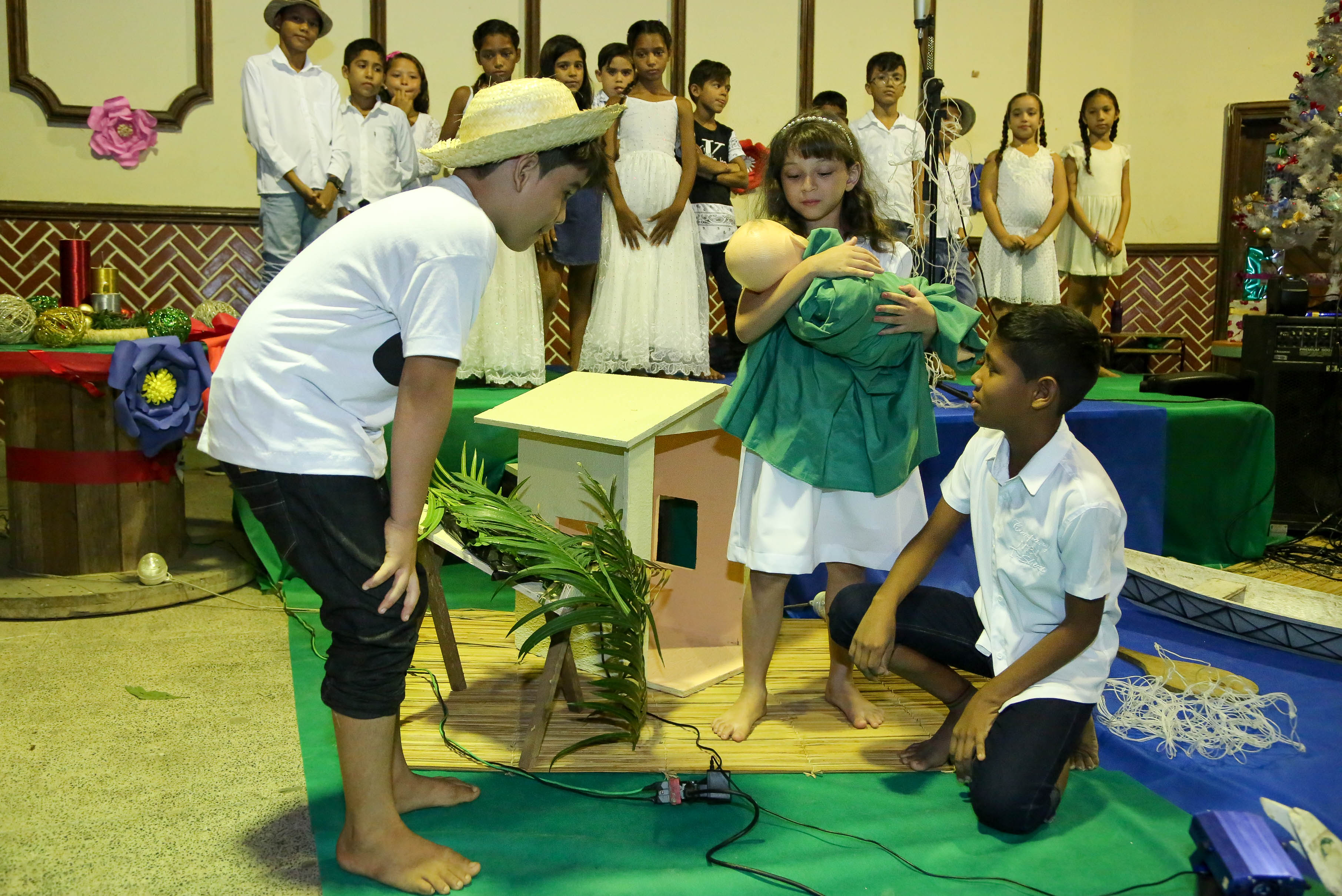 Alunos da Escola Bosque emocionam com apresentação de Cantata Natalina