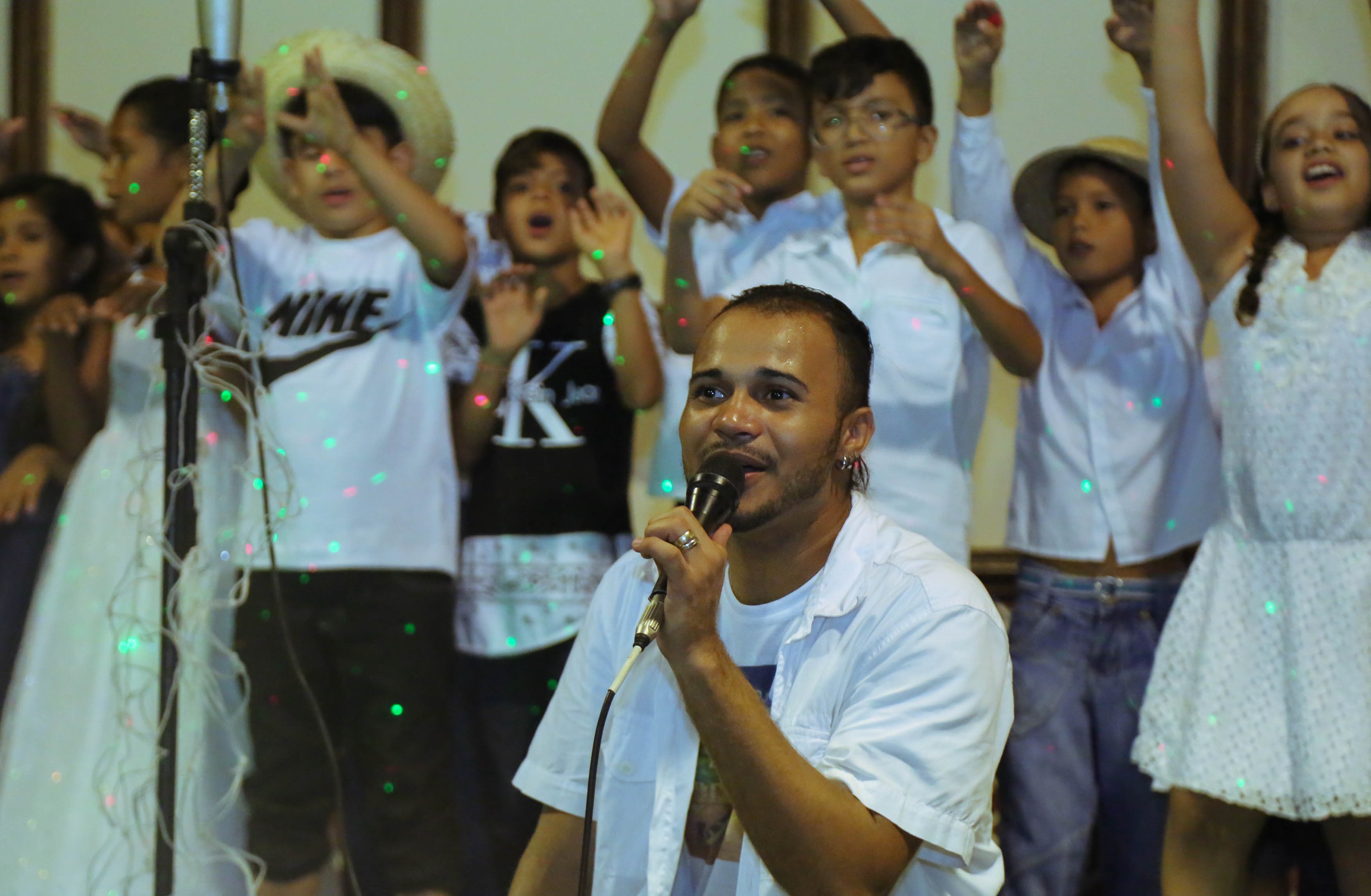 Alunos da Escola Bosque emocionam com apresentação de Cantata Natalina