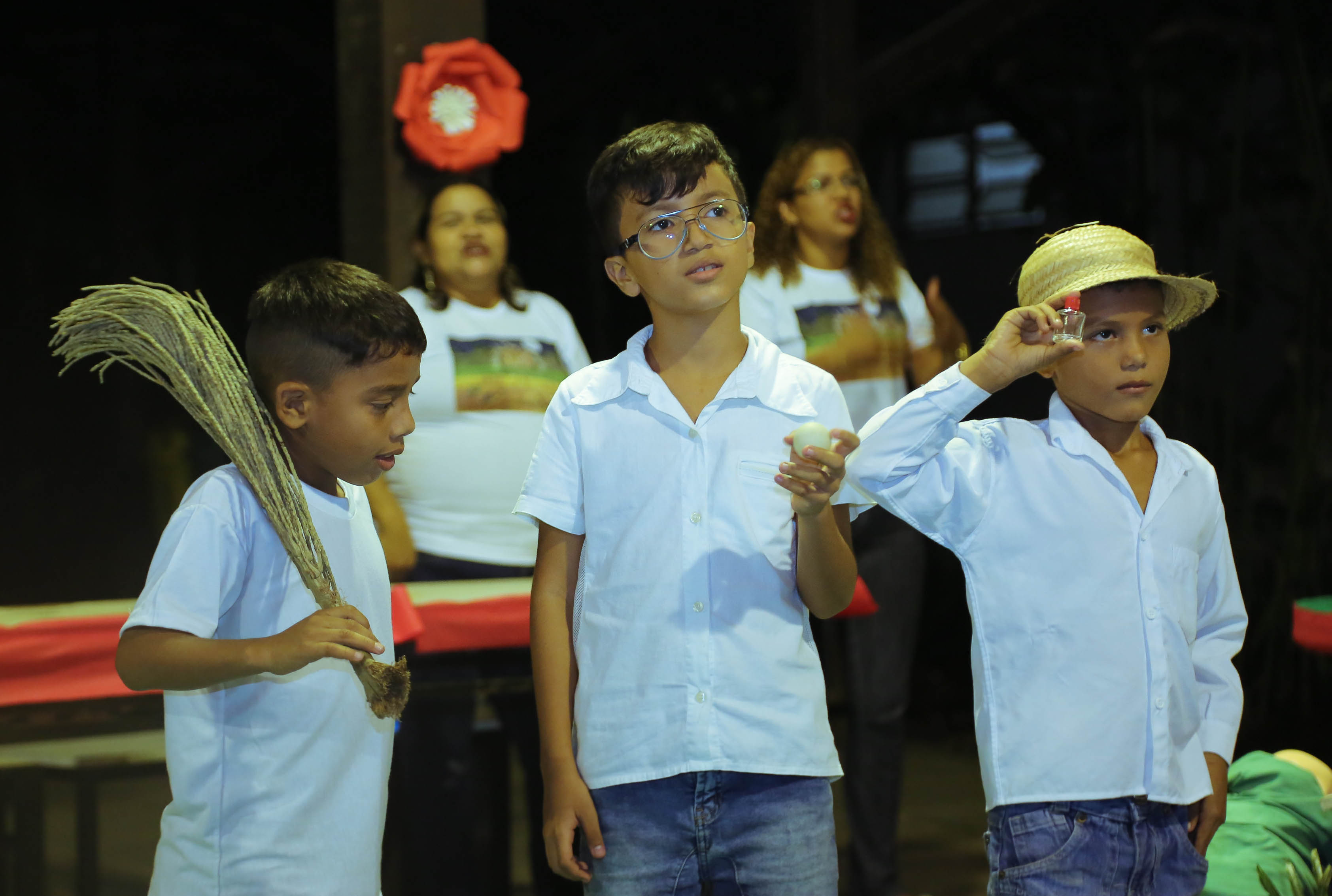 Alunos da Escola Bosque emocionam com apresentação de Cantata Natalina