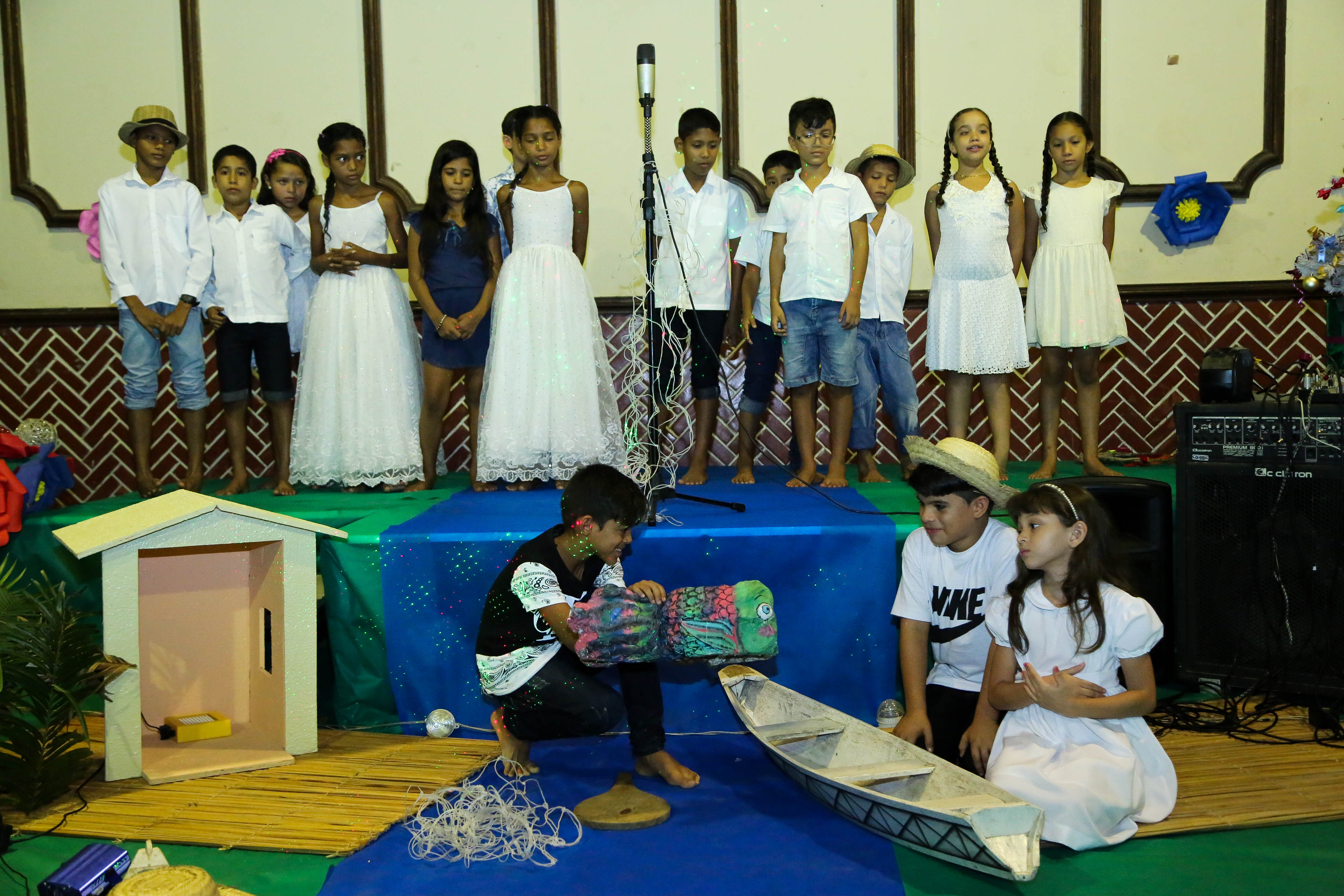 Alunos da Escola Bosque emocionam com apresentação de Cantata Natalina
