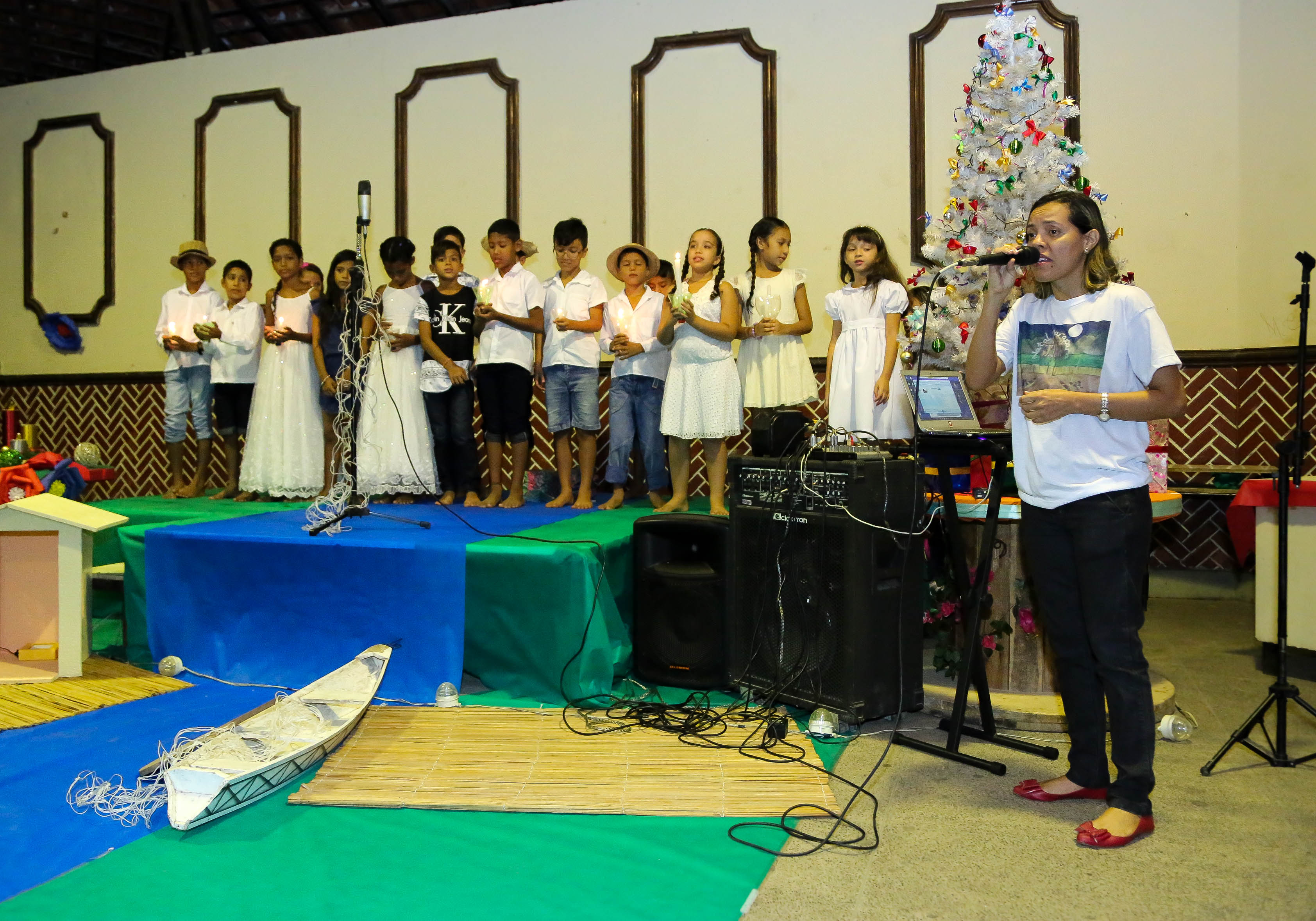 Alunos da Escola Bosque emocionam com apresentação de Cantata Natalina