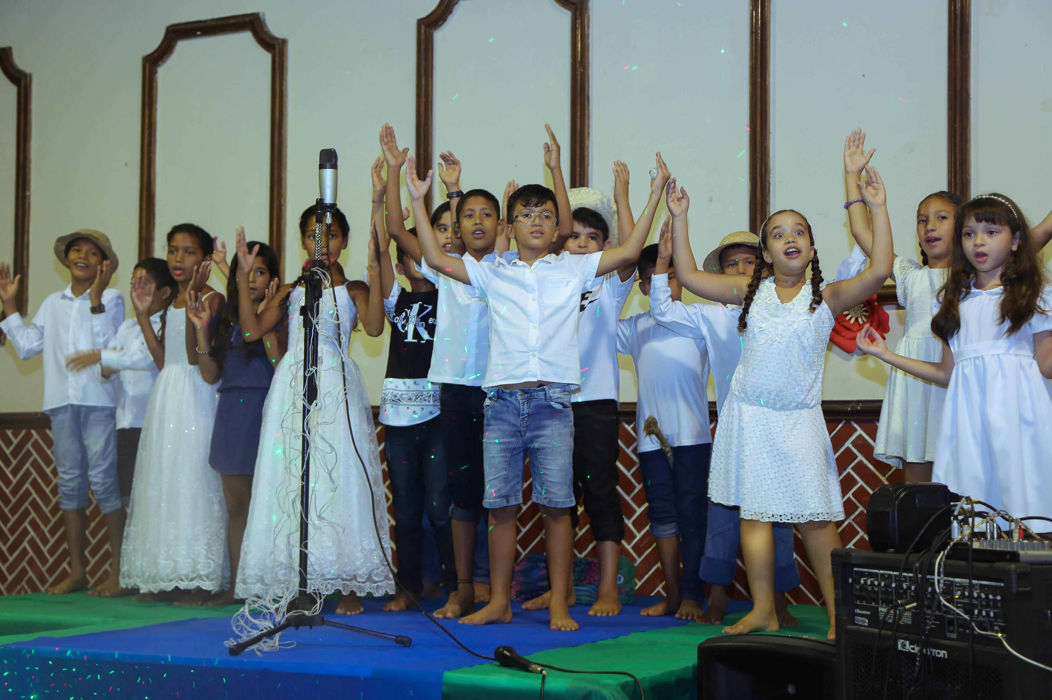 Alunos da Escola Bosque emocionam com apresentação de Cantata Natalina