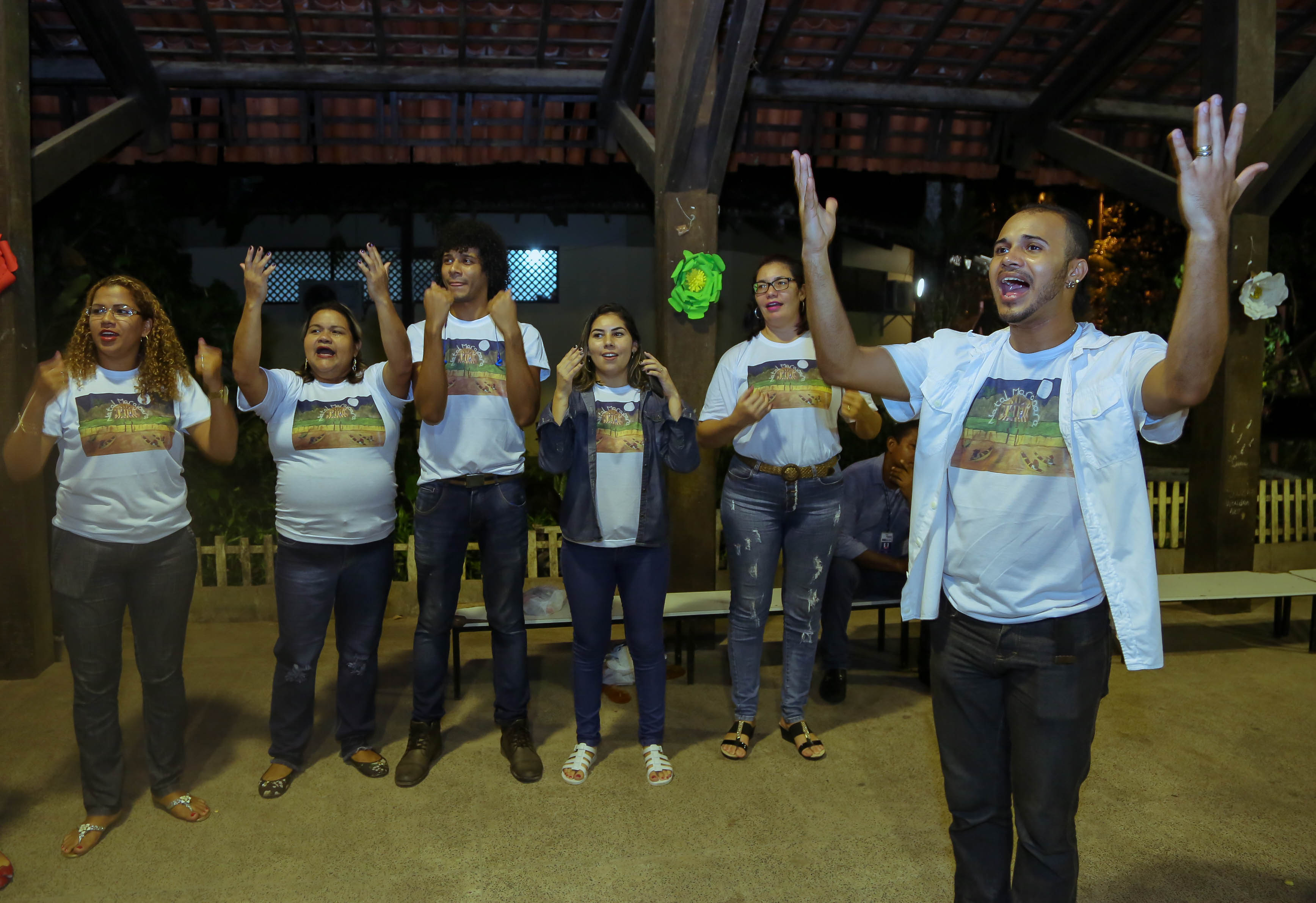 Alunos da Escola Bosque emocionam com apresentação de Cantata Natalina