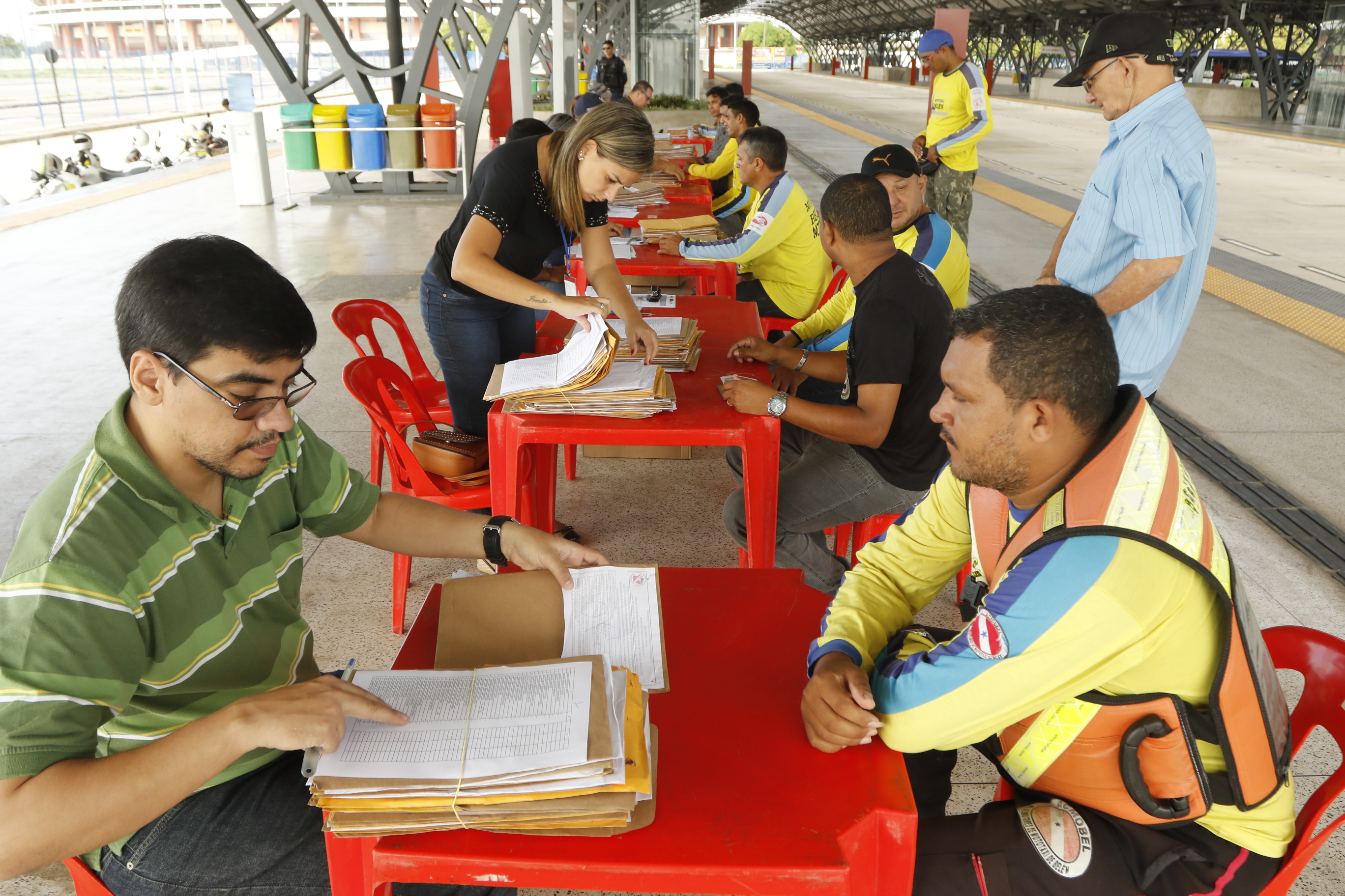 Regularização: Mototaxistas acompanham abertura de envelopes da licitação