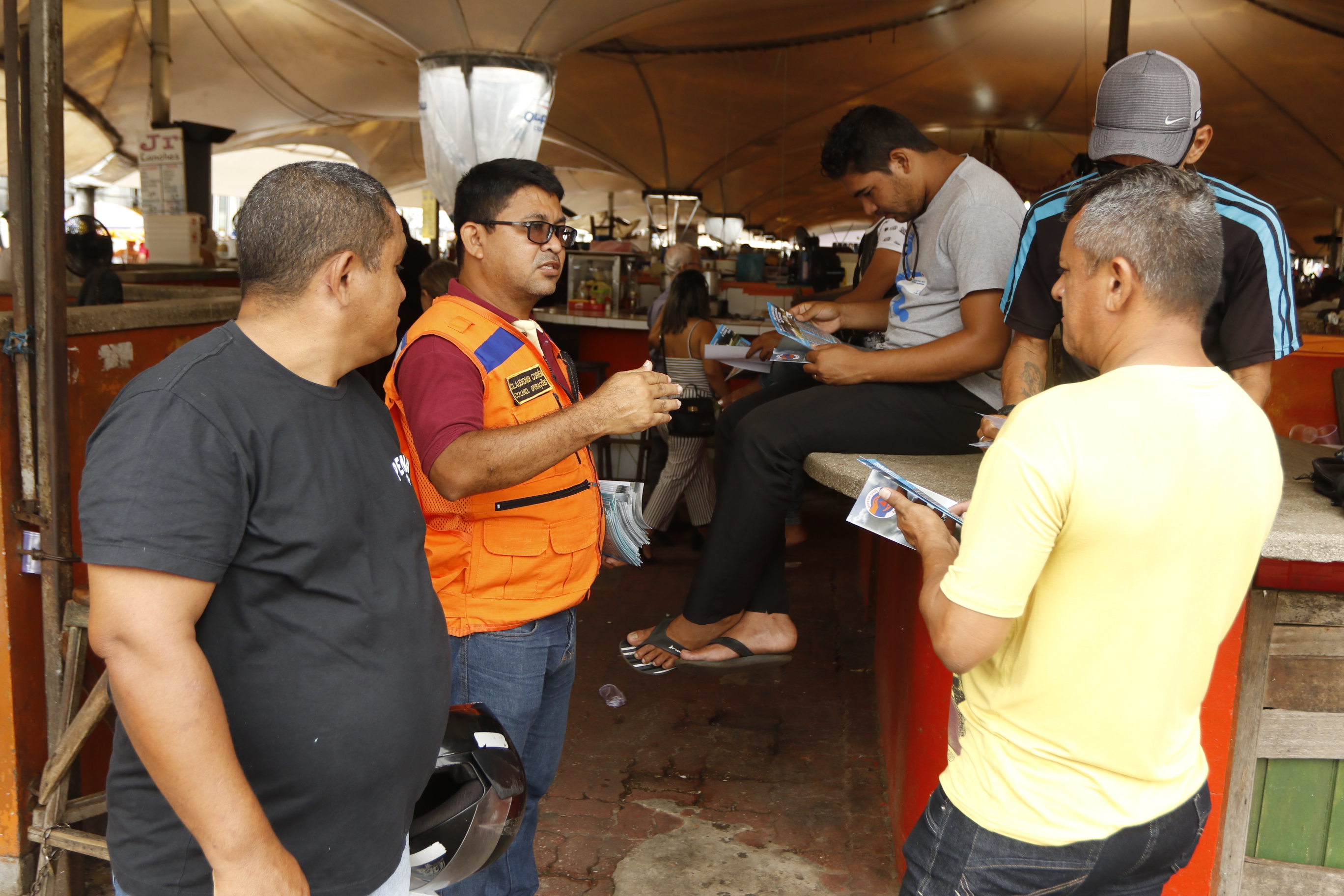 Defesa Civil Municipal dá orientações no Ver-o-Peso sobre marés altas