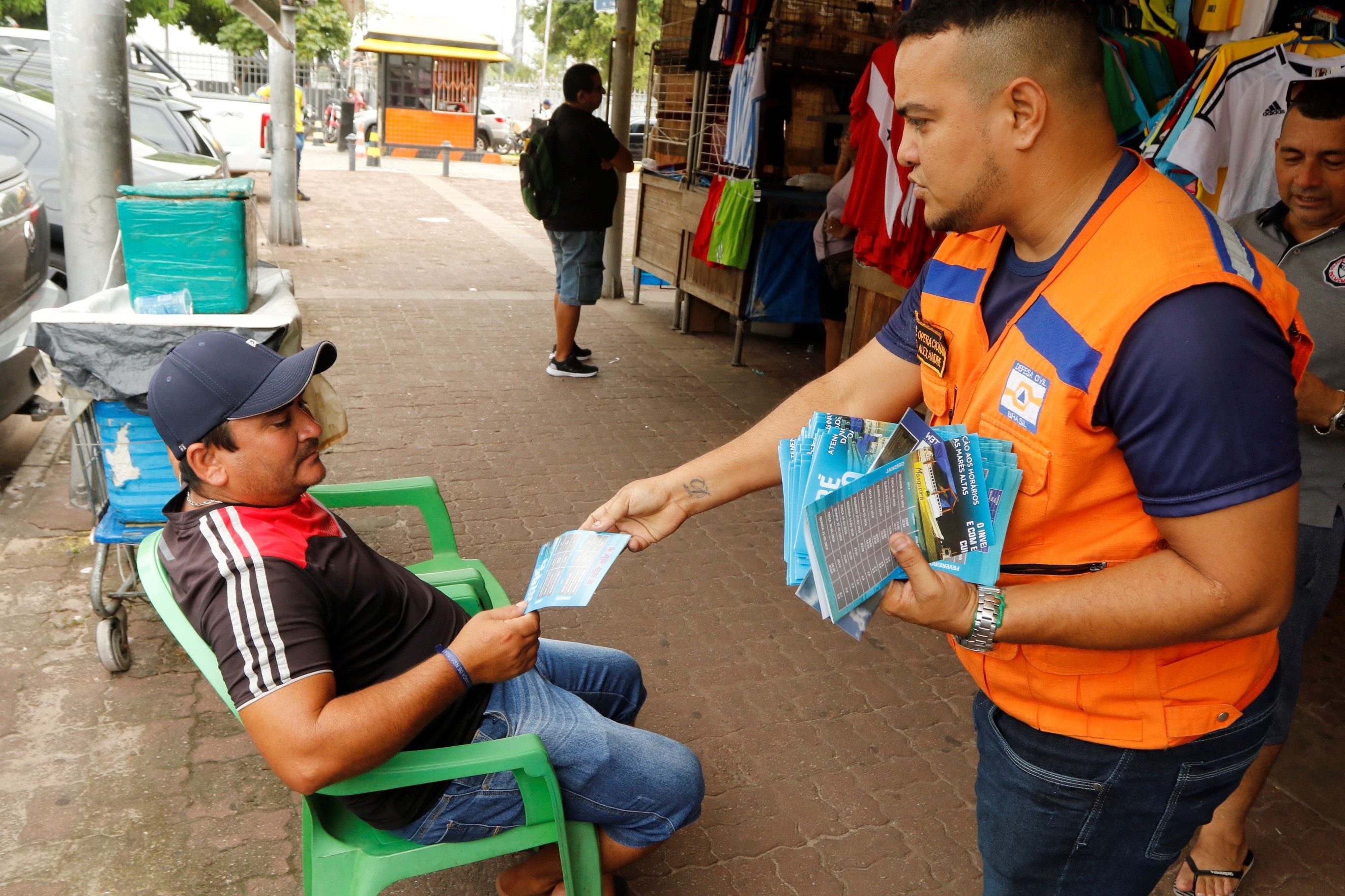 Defesa Civil Municipal dá orientações no Ver-o-Peso sobre marés altas