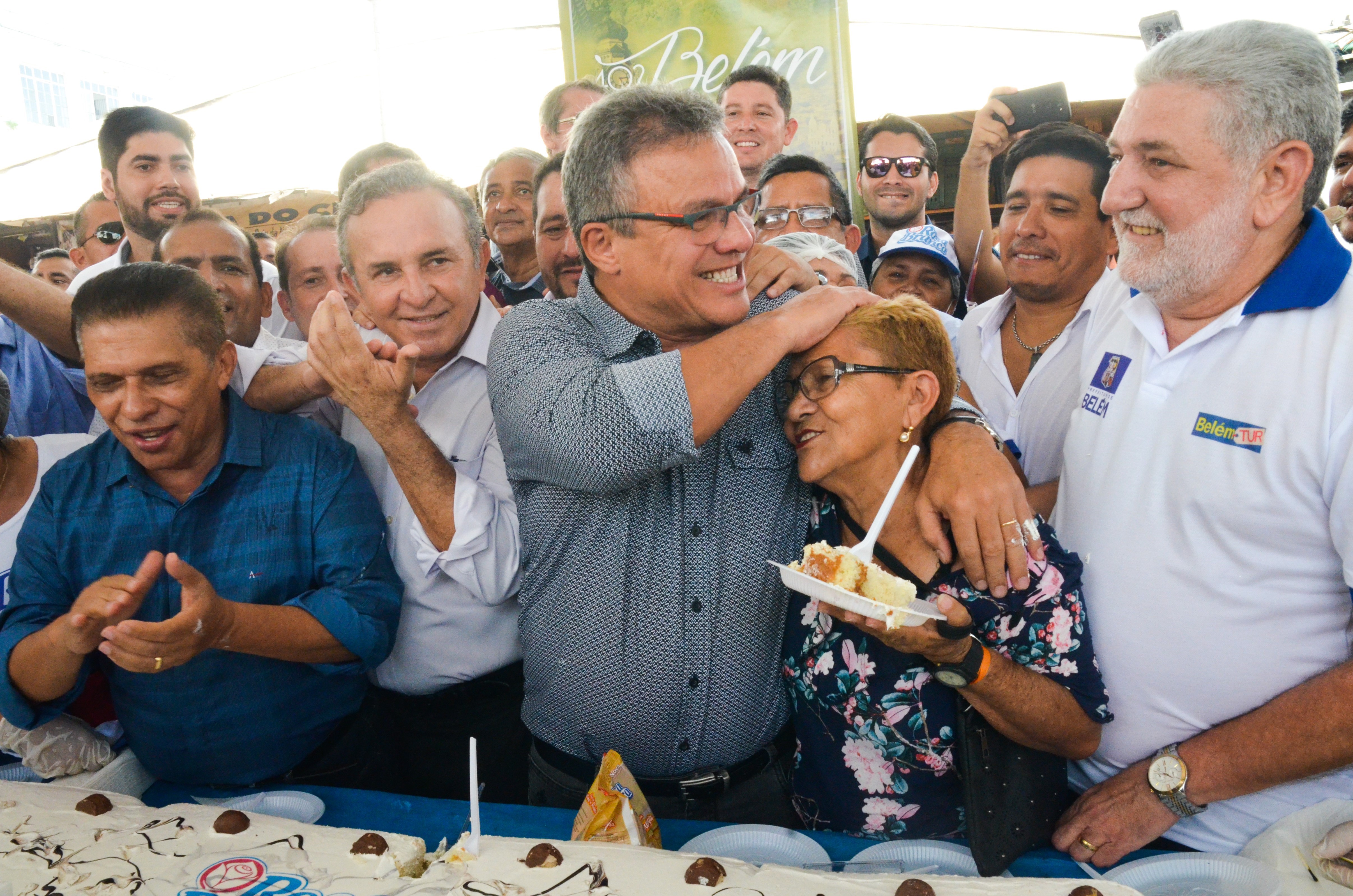 Capital faz aniversário em meio a celebrações religiosas e ganha bolo de 20 metros  