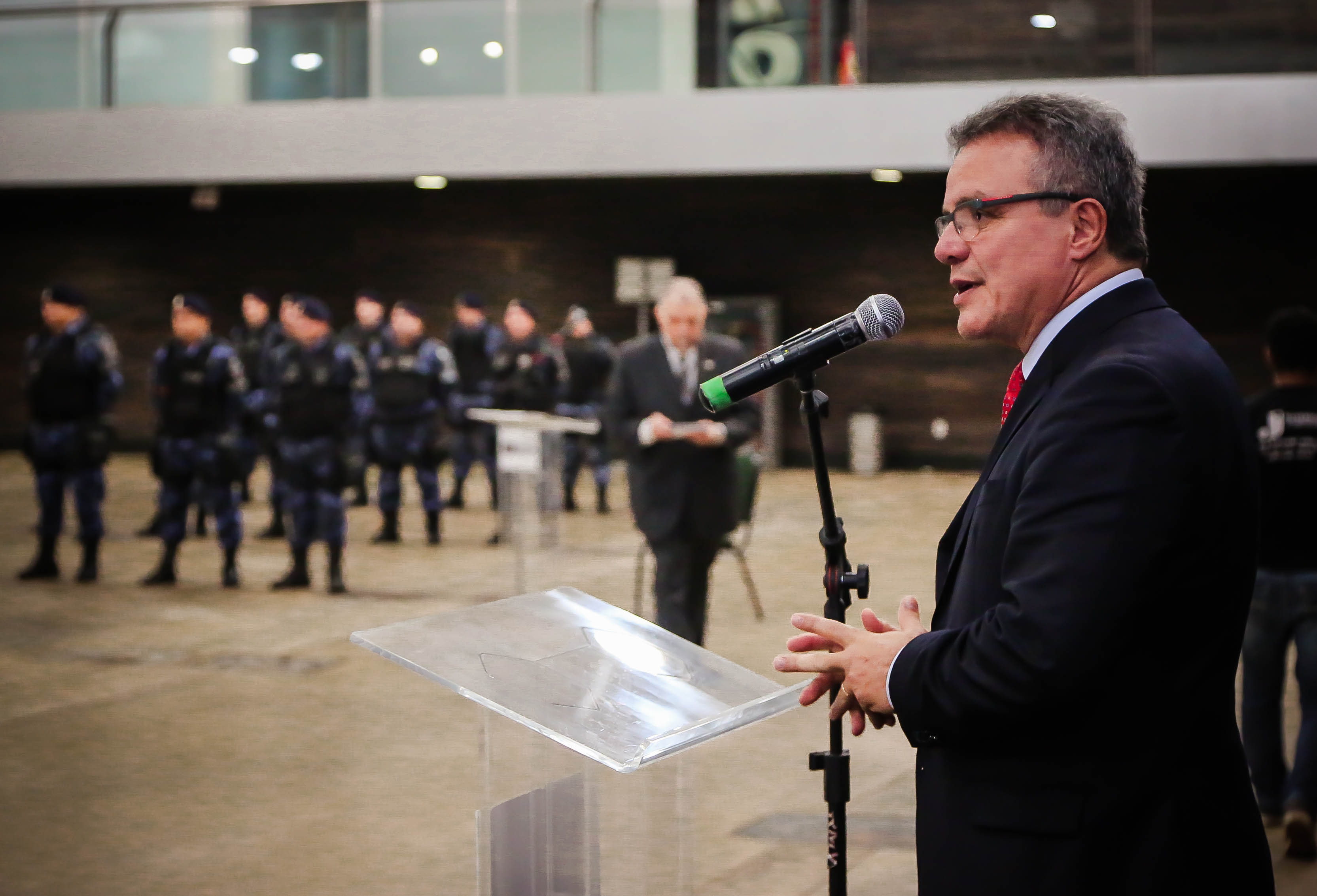 Prefeito homenageia 37 personalidades com a mais importante comenda do município