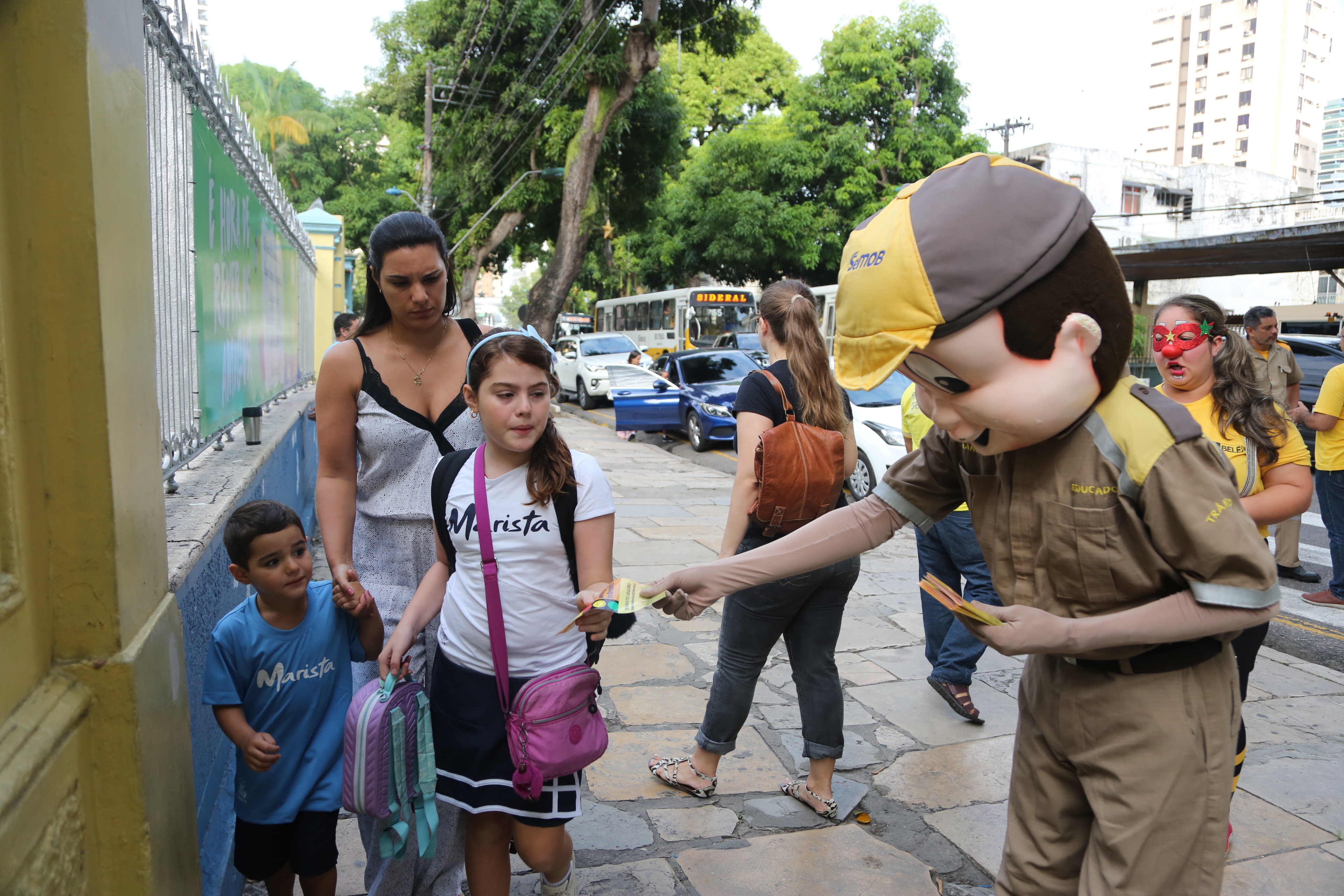 Operação Volta às Aulas orienta pais e responsáveis sobre trânsito seguro próximo às escolas