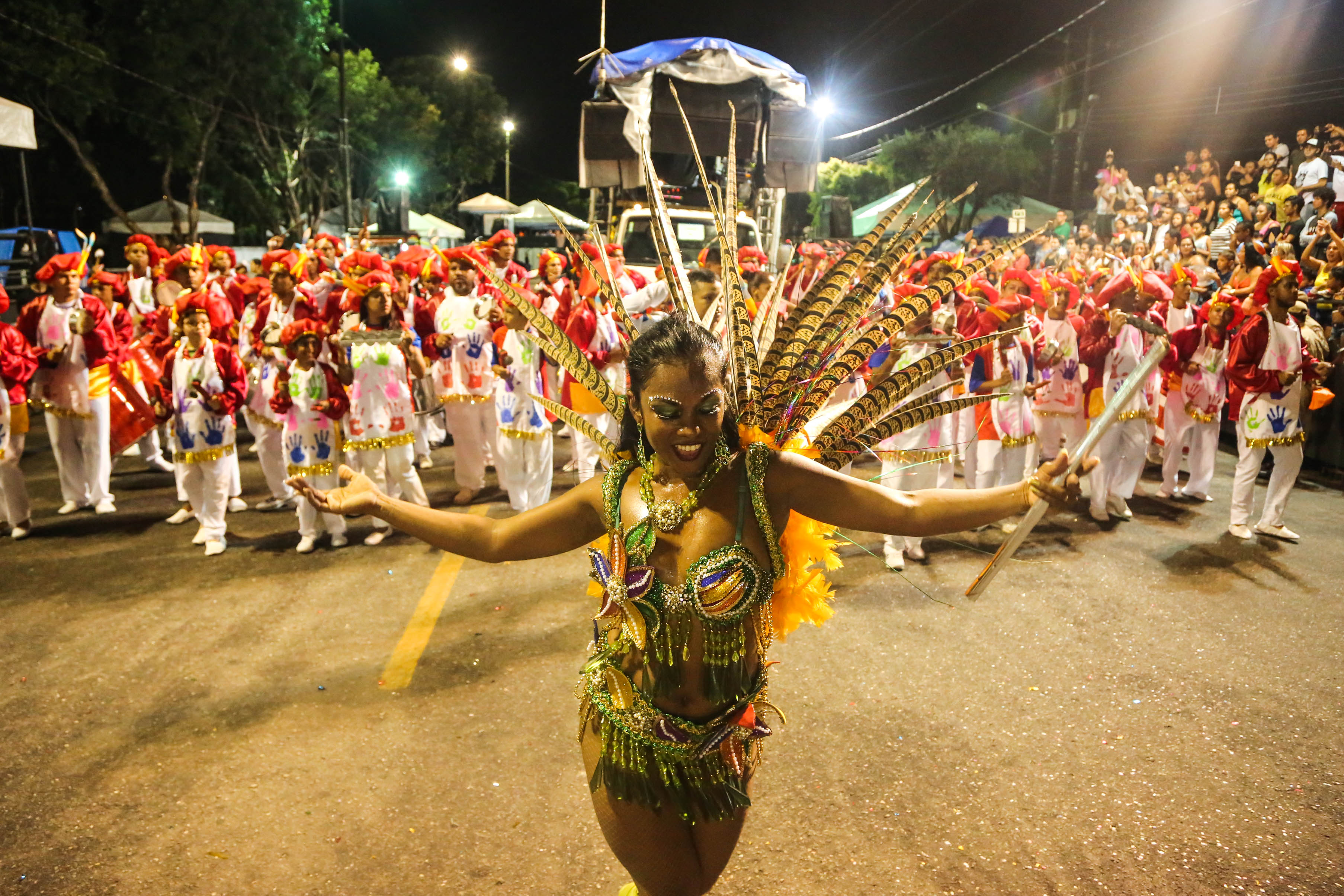 Escolas de samba do segundo grupo abrem o desfile oficial de Belém