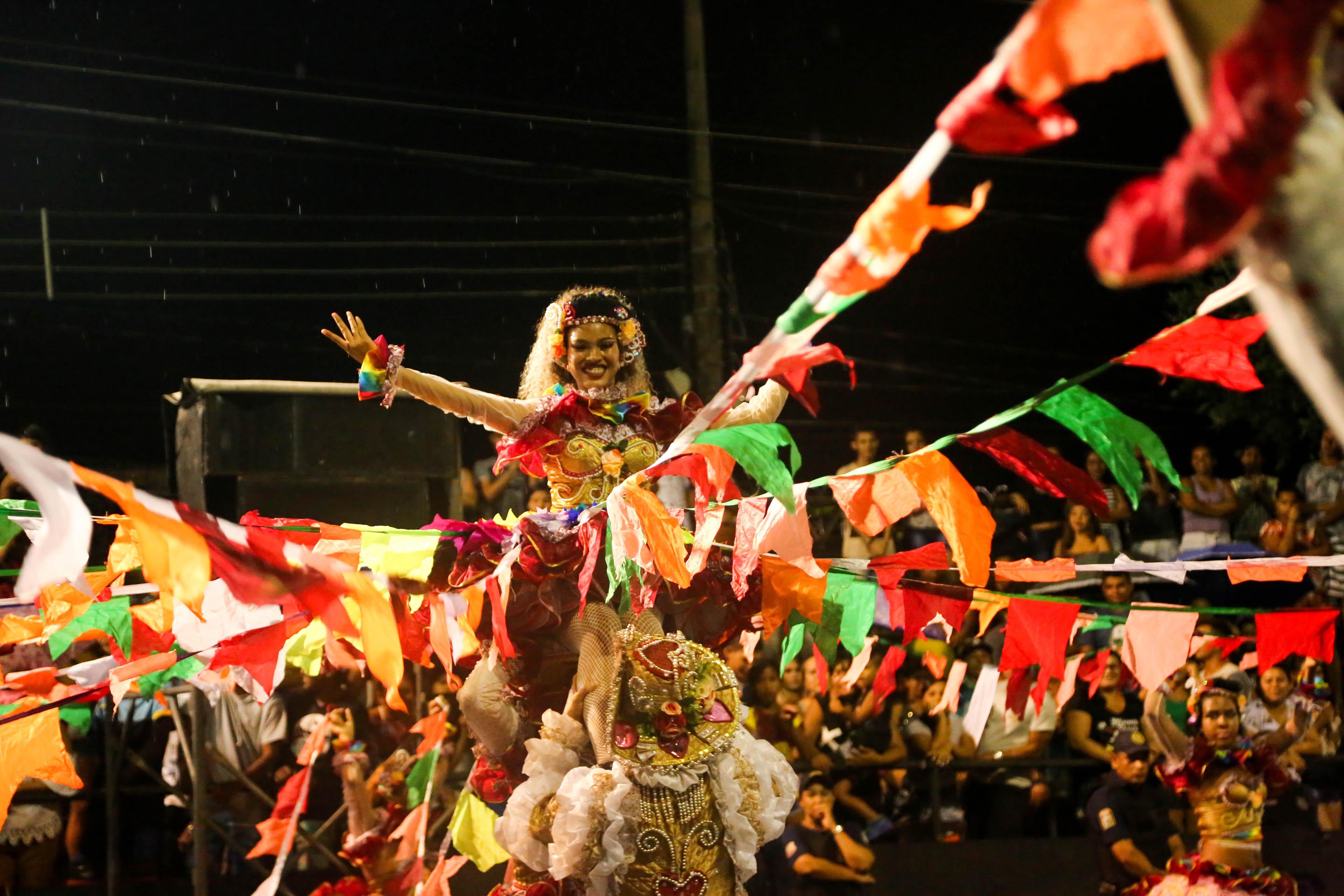 Escolas de samba do segundo grupo abrem o desfile oficial de Belém