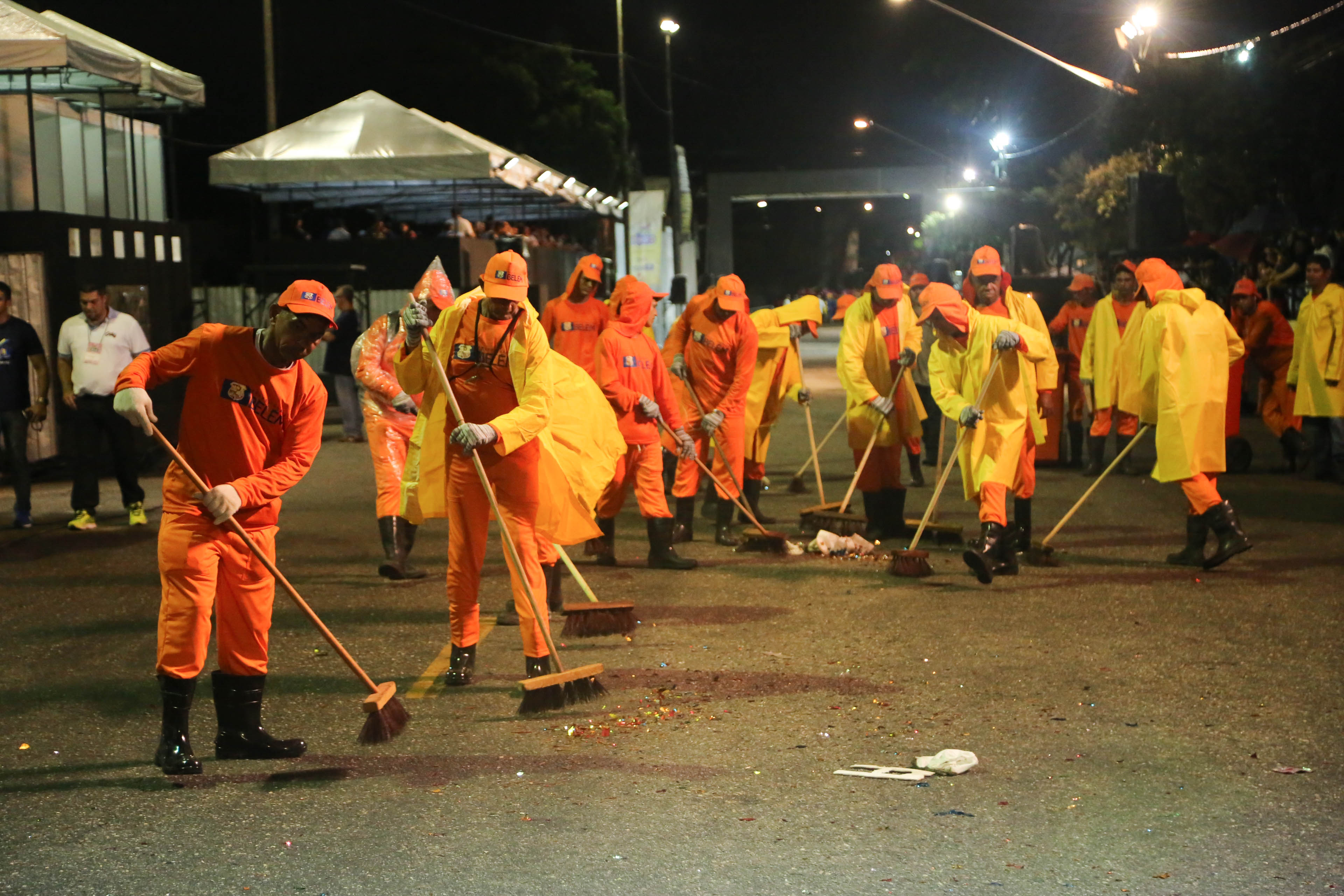 Escolas de samba do segundo grupo abrem o desfile oficial de Belém
