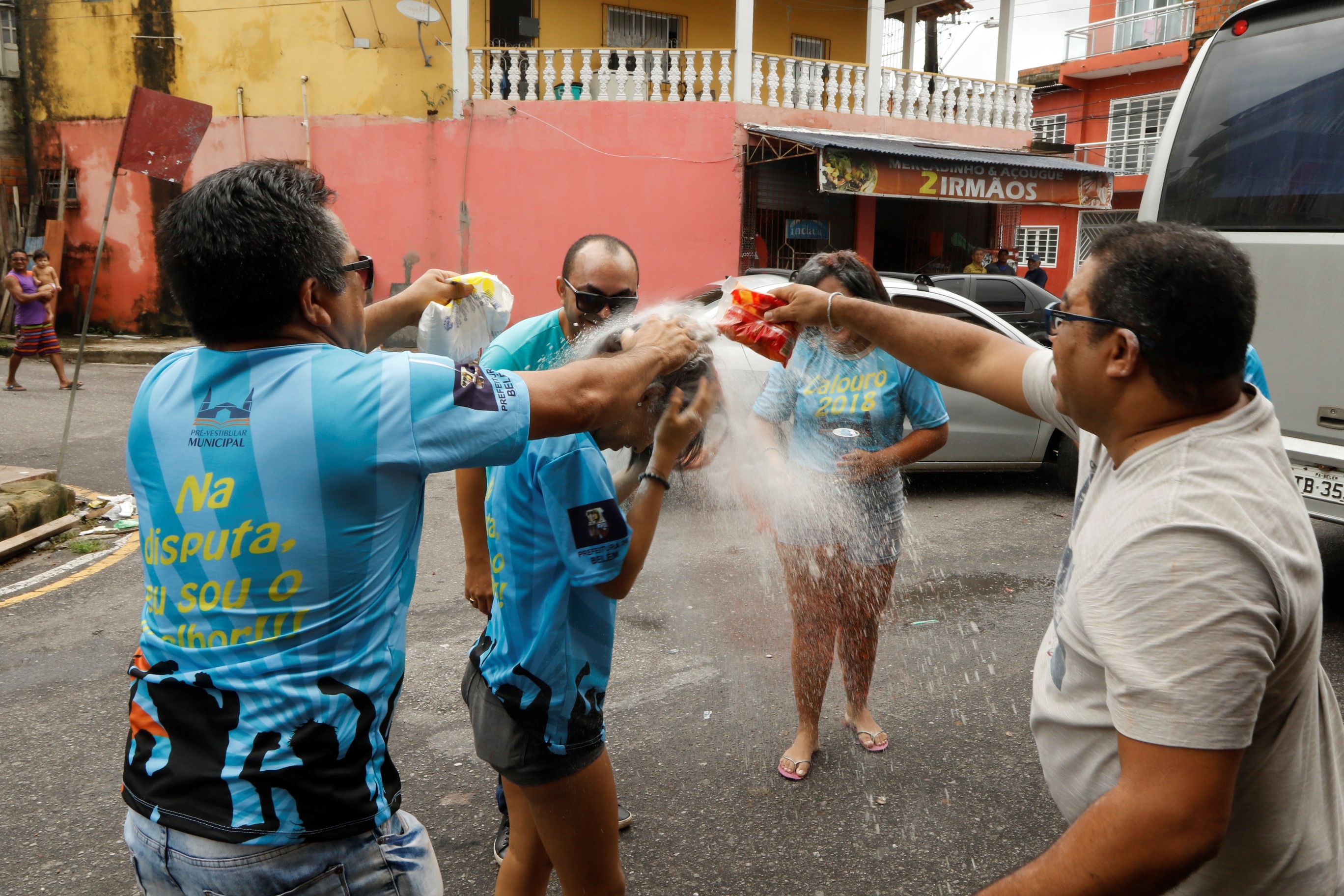 Caravana do cursinho Pré-Vestibular Municipal comemora aprovação de alunos no vestibular