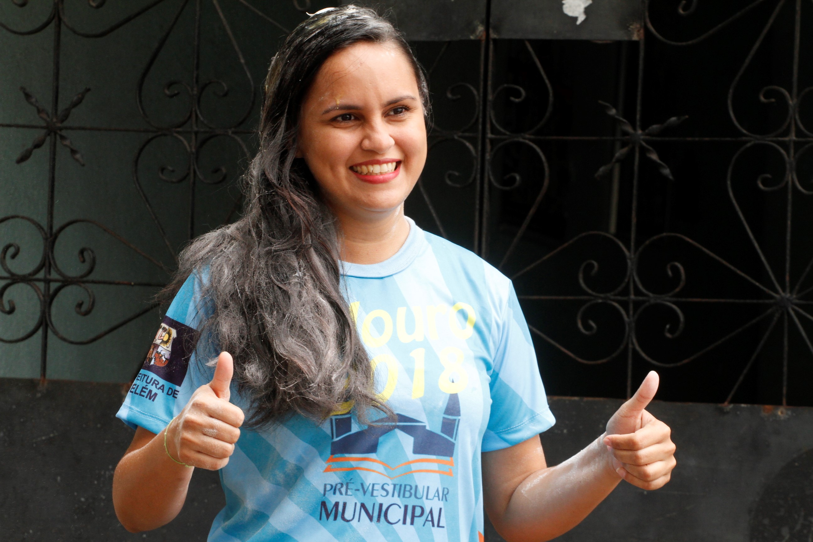 Caravana do cursinho Pré-Vestibular Municipal comemora aprovação de alunos no vestibular