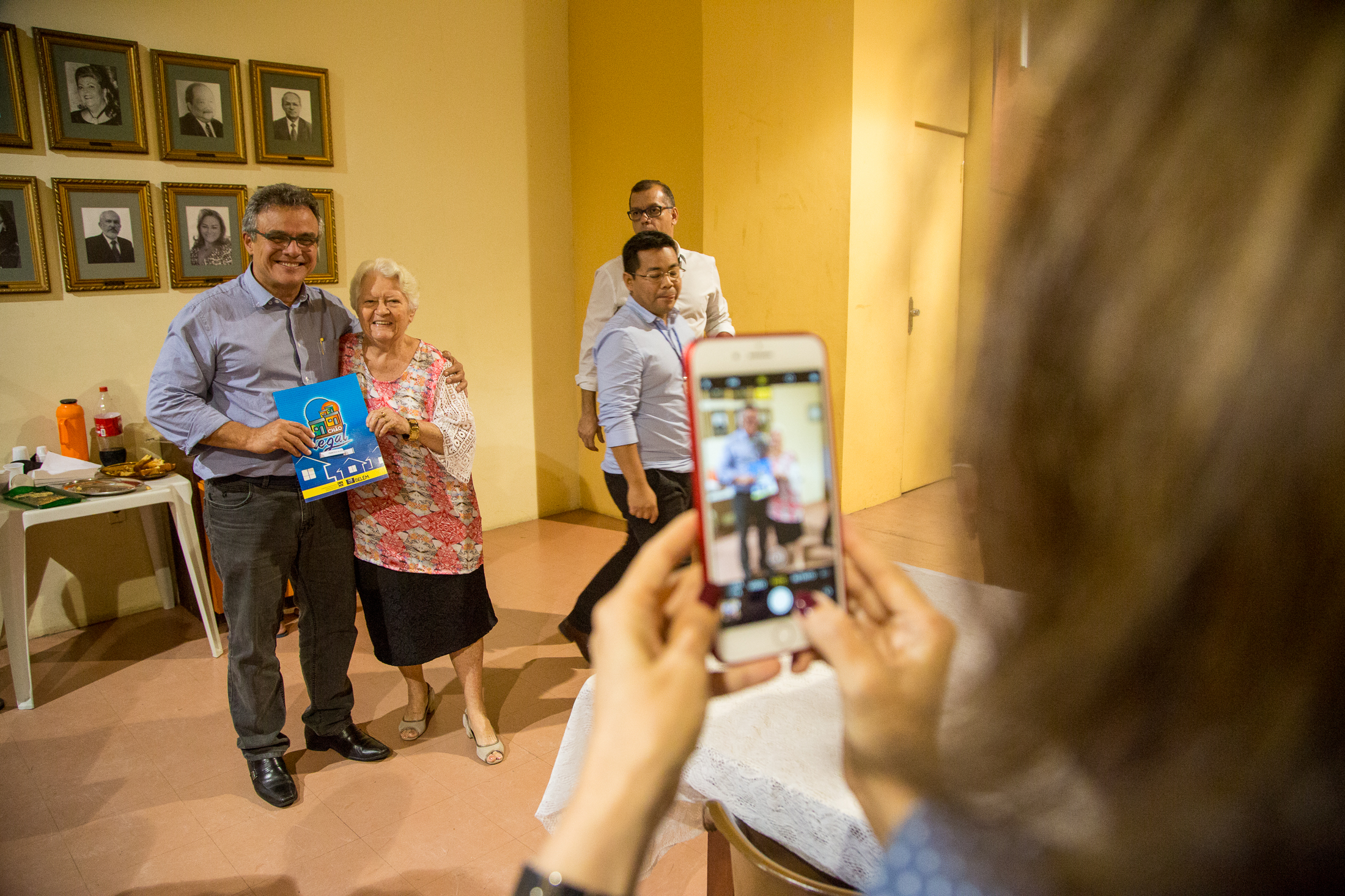 Famílias são beneficiadas com títulos de regularização fundiária pela Prefeitura