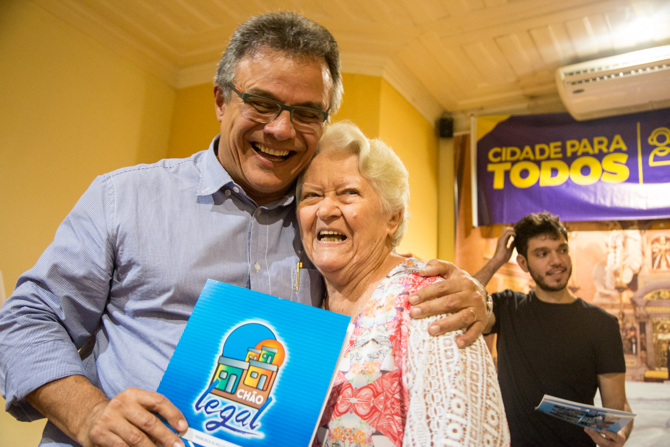 Famílias são beneficiadas com títulos de regularização fundiária pela Prefeitura