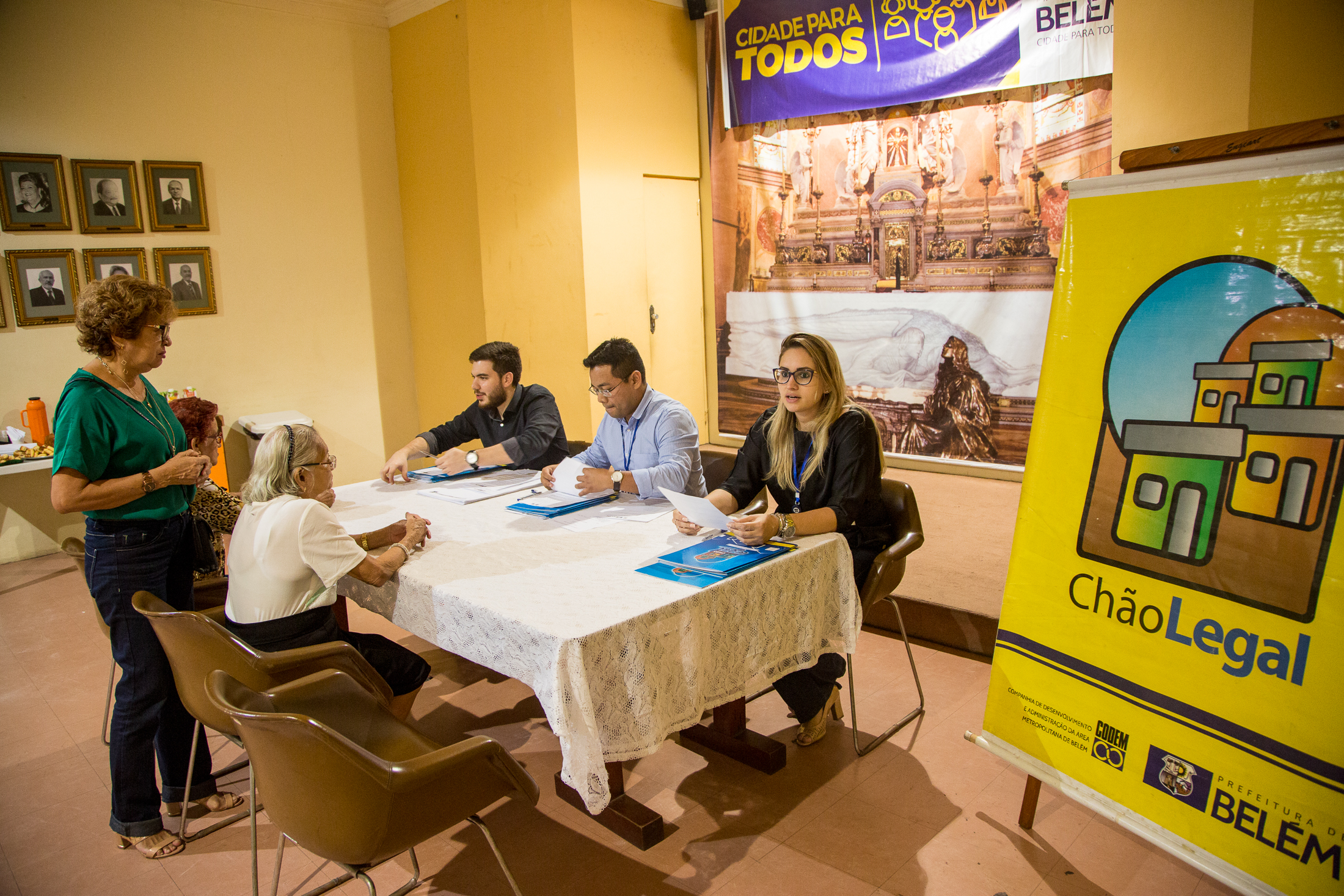 Famílias são beneficiadas com títulos de regularização fundiária pela Prefeitura