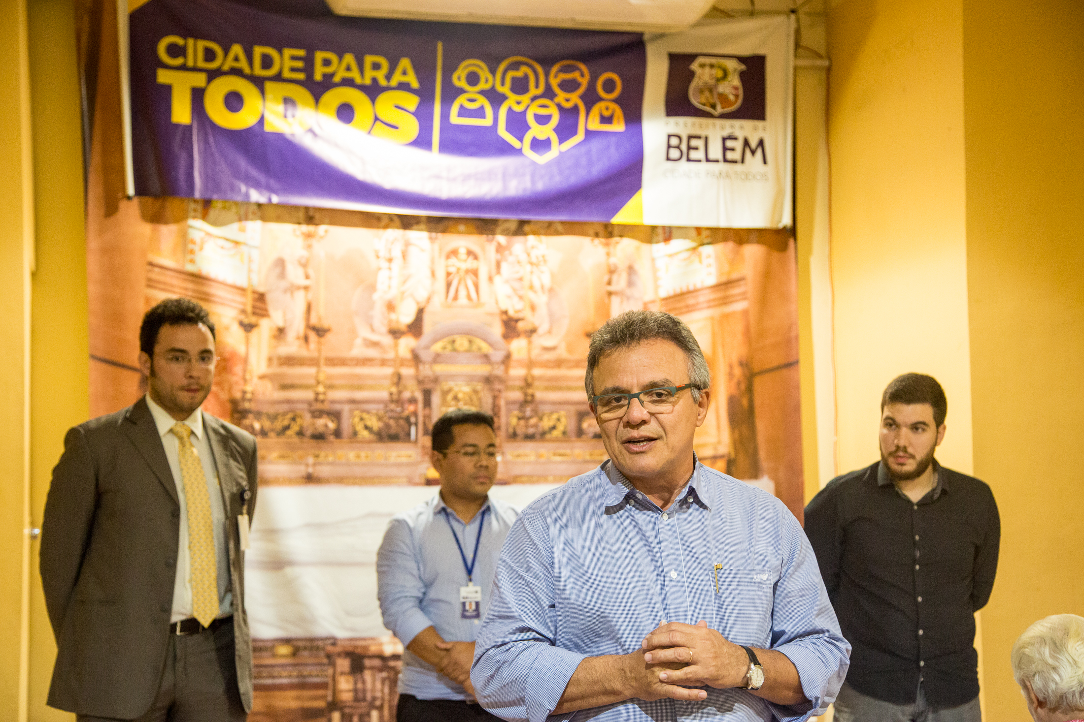 Famílias são beneficiadas com títulos de regularização fundiária pela Prefeitura