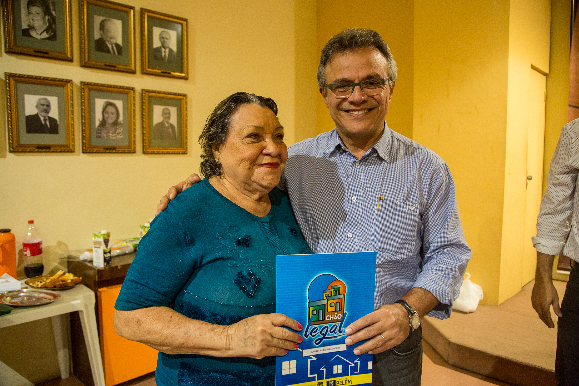 Famílias são beneficiadas com títulos de regularização fundiária pela Prefeitura