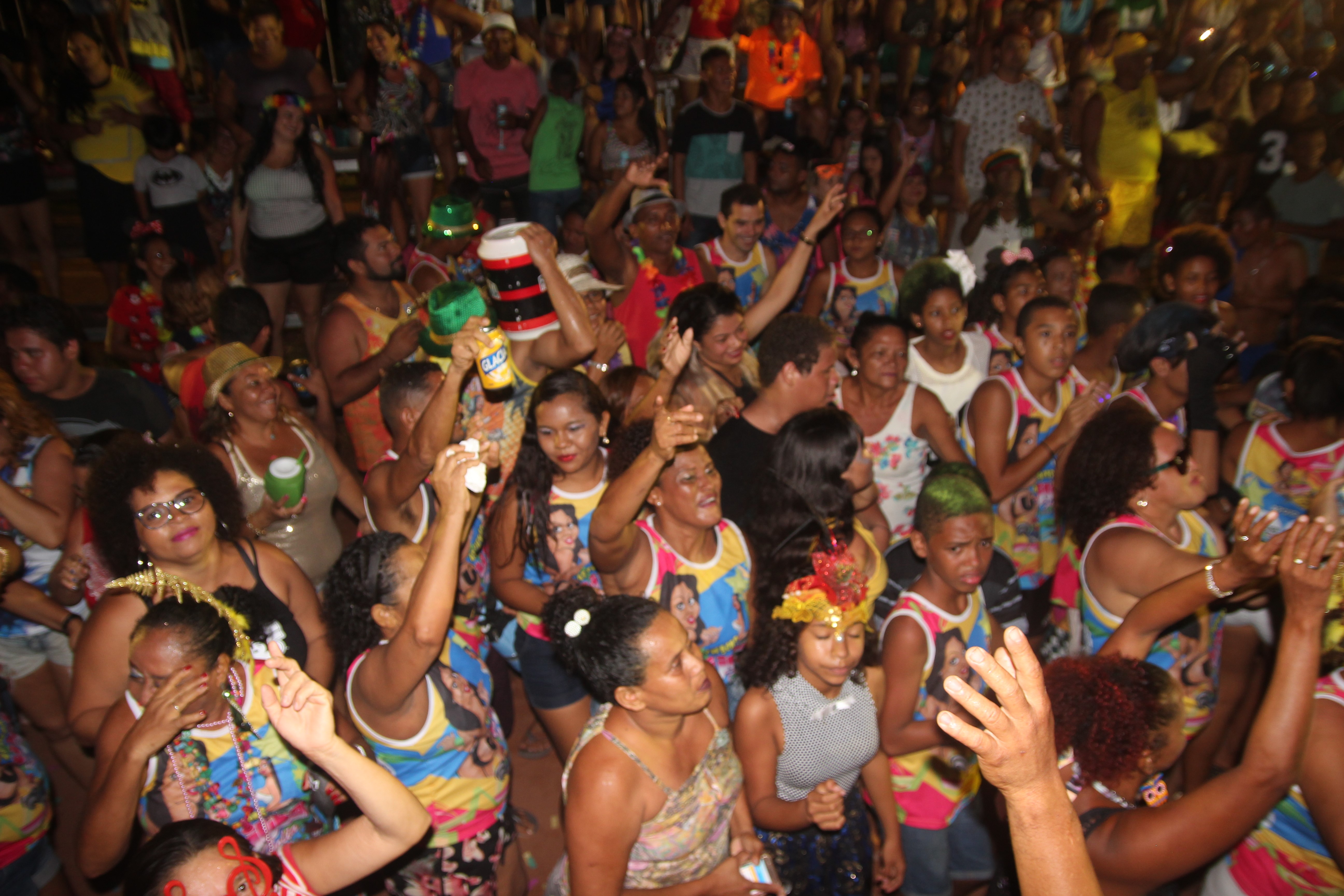 Foliões aproveitam primeira noite de Carnaval na ilha de Cotijuba