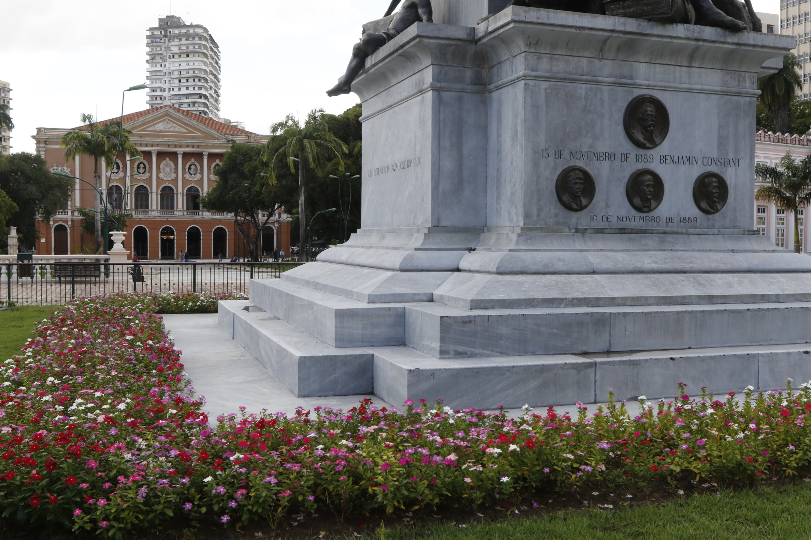 Reforma da Praça da República ressalta beleza e história do Theatro da Paz 