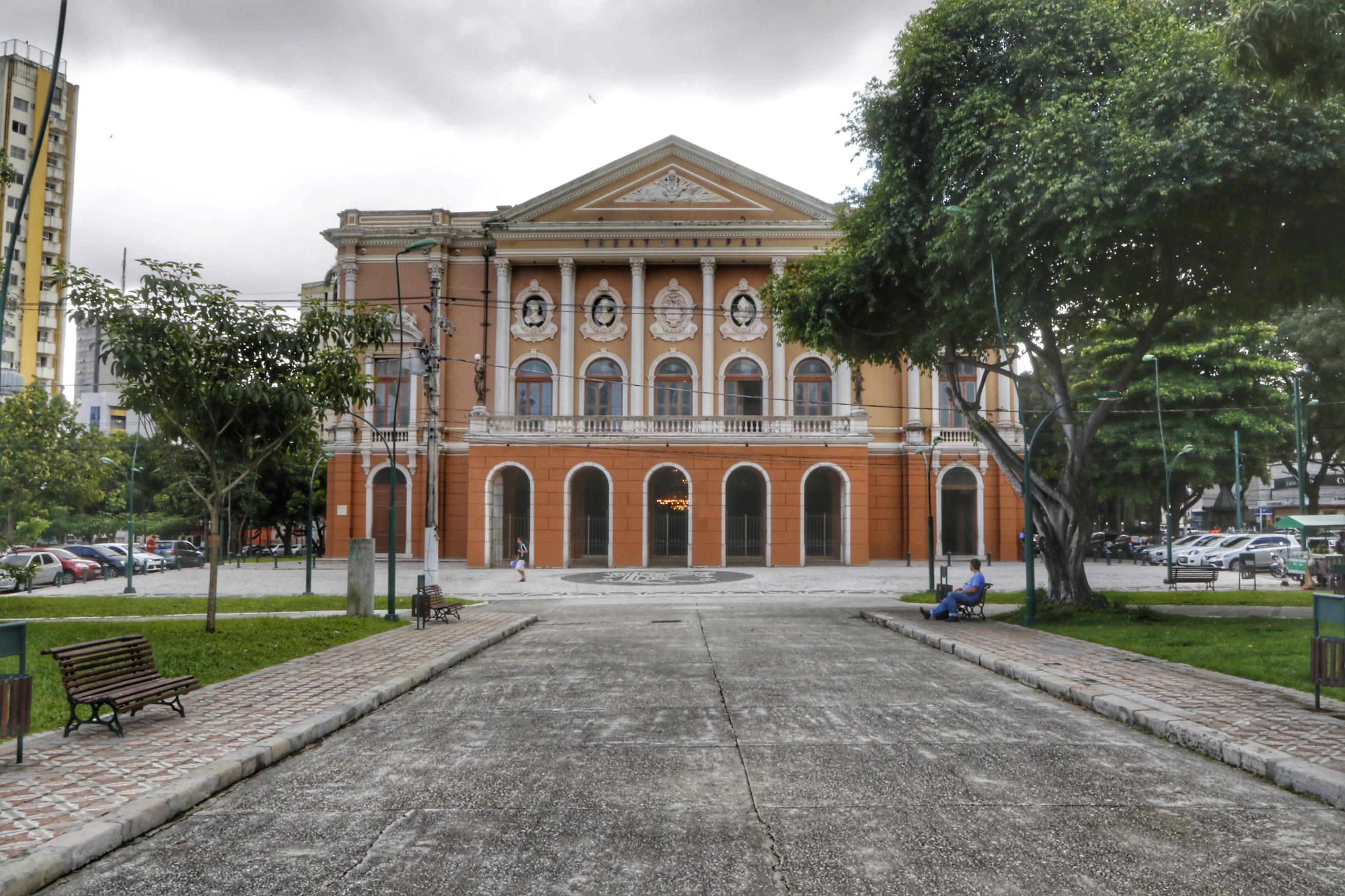 Reforma da Praça da República ressalta beleza e história do Theatro da Paz 