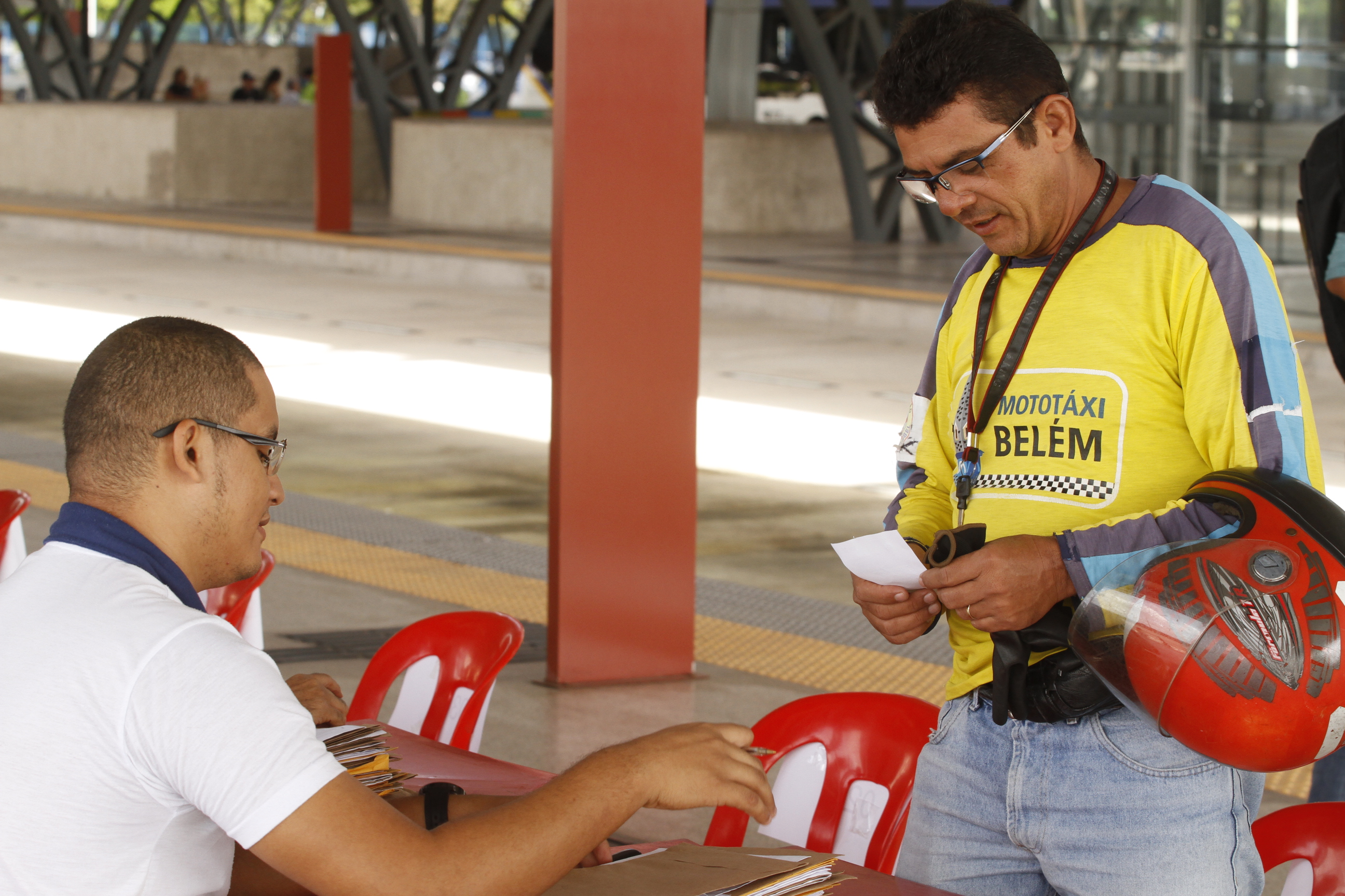 Prefeitura promove a abertura do segundo envelope da licitação do serviço de mototáxi