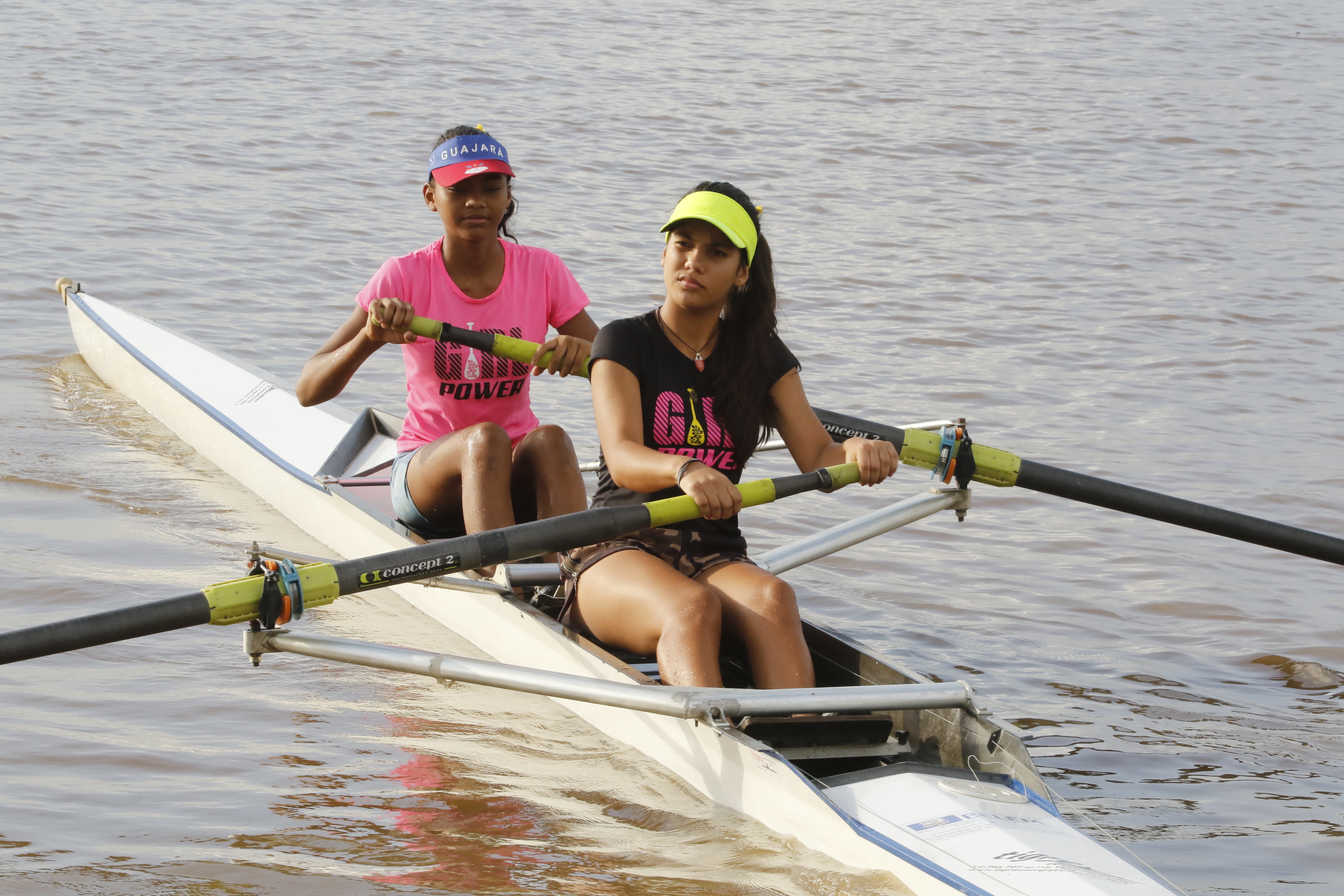 Mulheres participam da Remada Girl Power na baía do Guajará