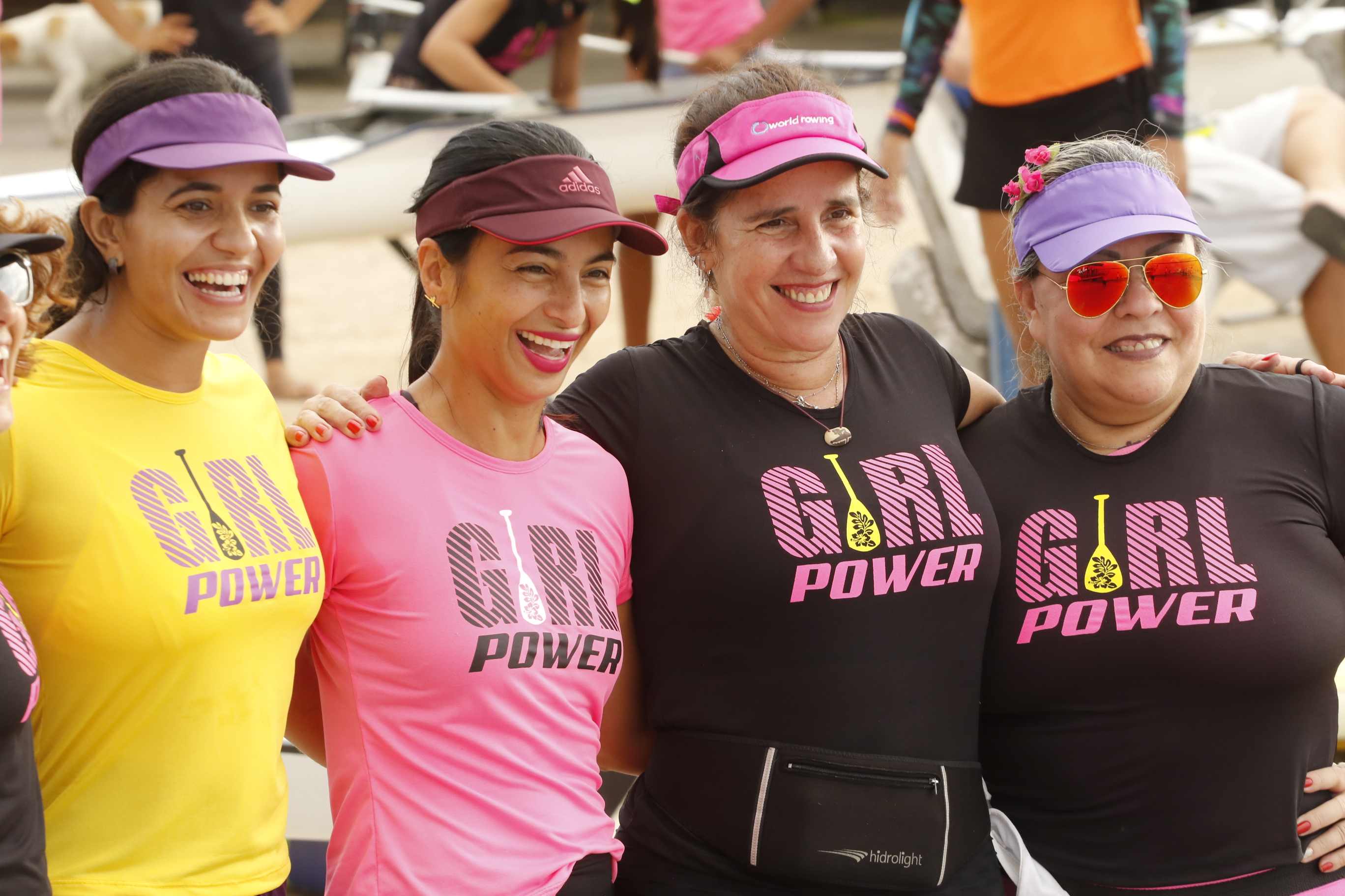 Mulheres participam da Remada Girl Power na baía do Guajará