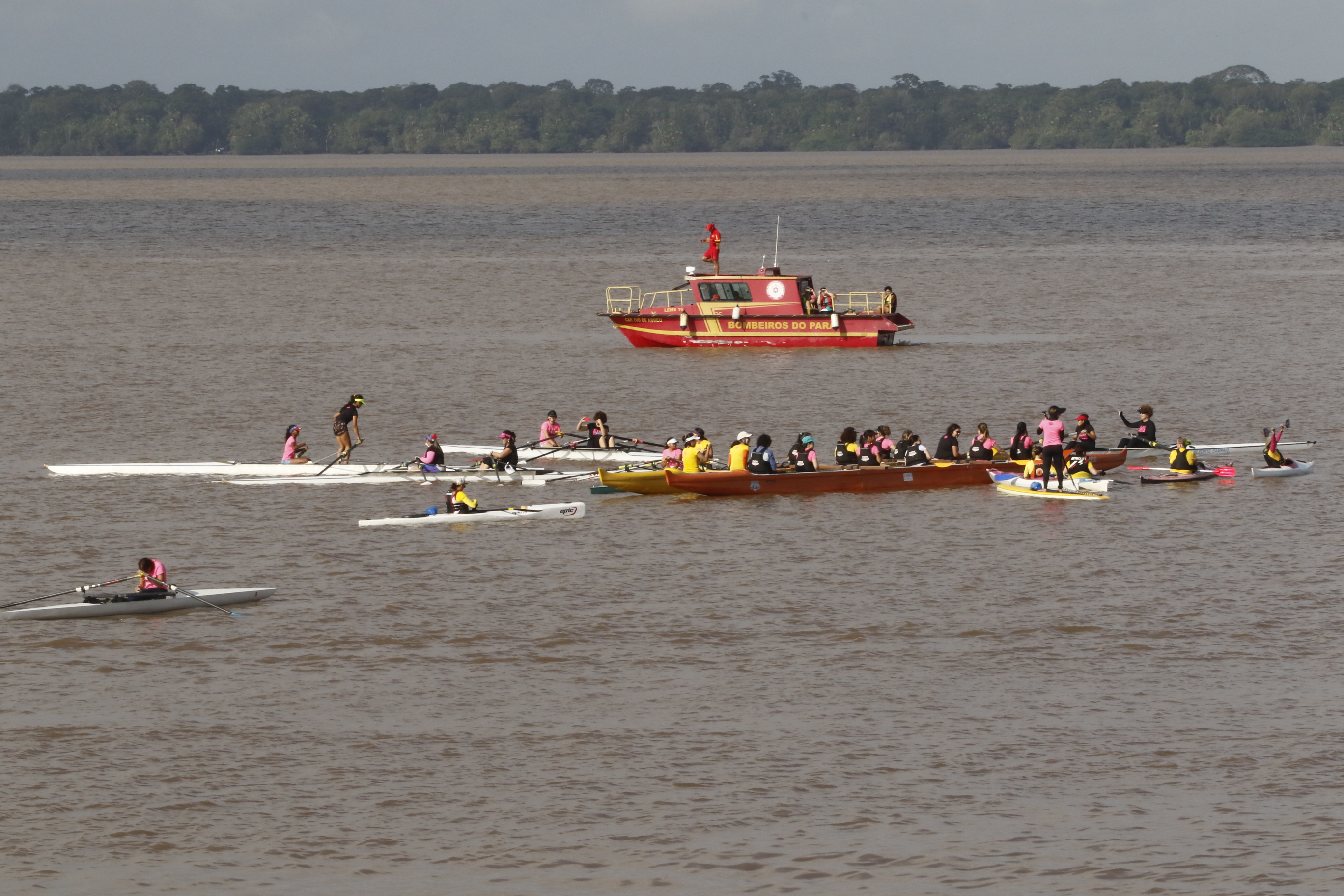 Mulheres participam da Remada Girl Power na baía do Guajará
