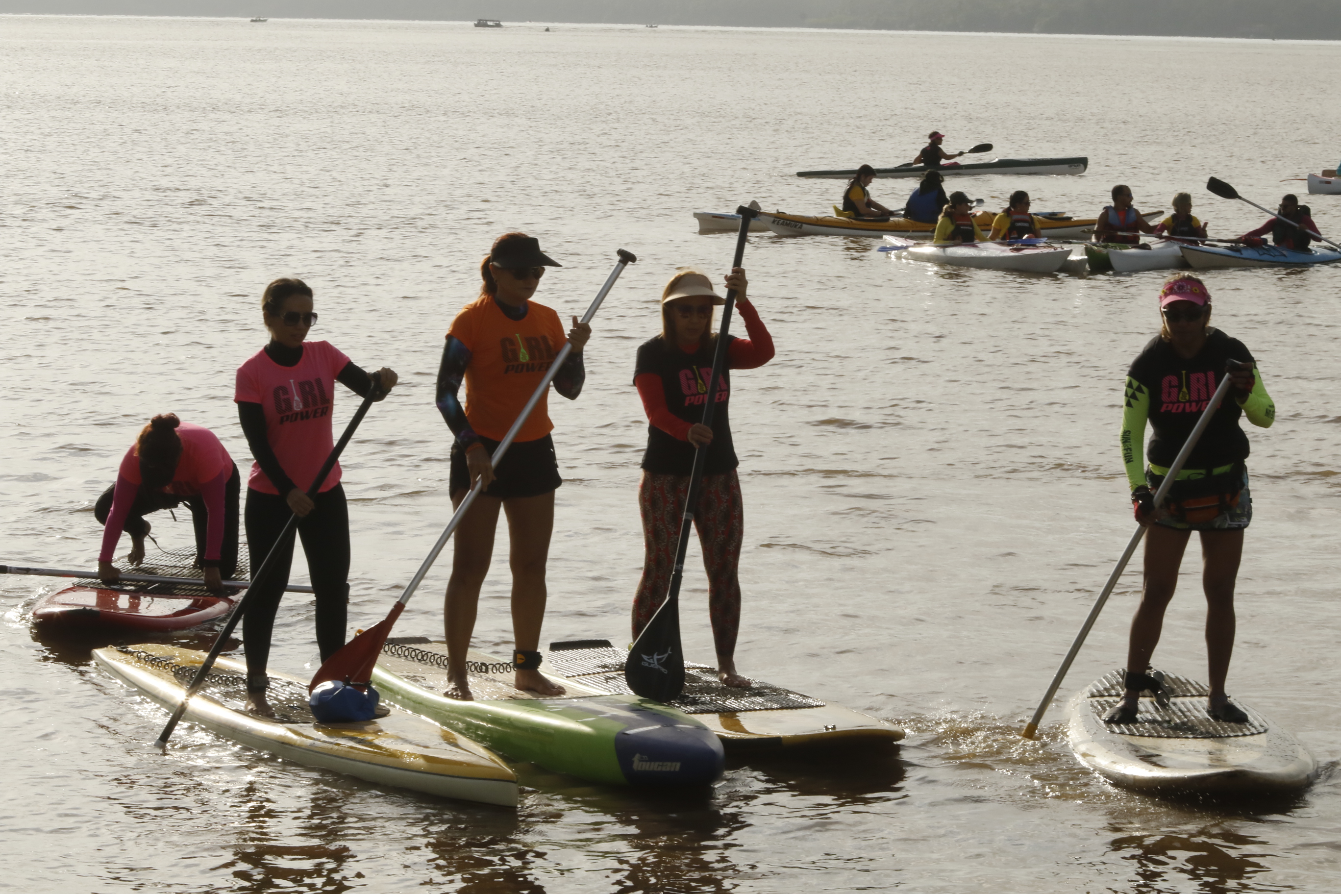 Mulheres participam da Remada Girl Power na baía do Guajará