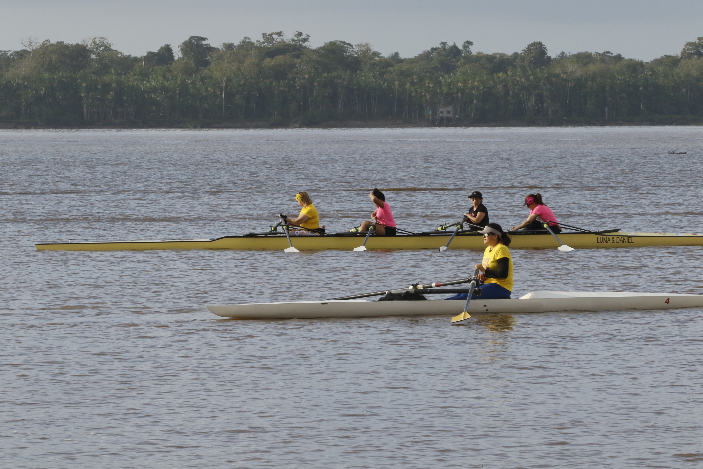 Mulheres participam da Remada Girl Power na baía do Guajará