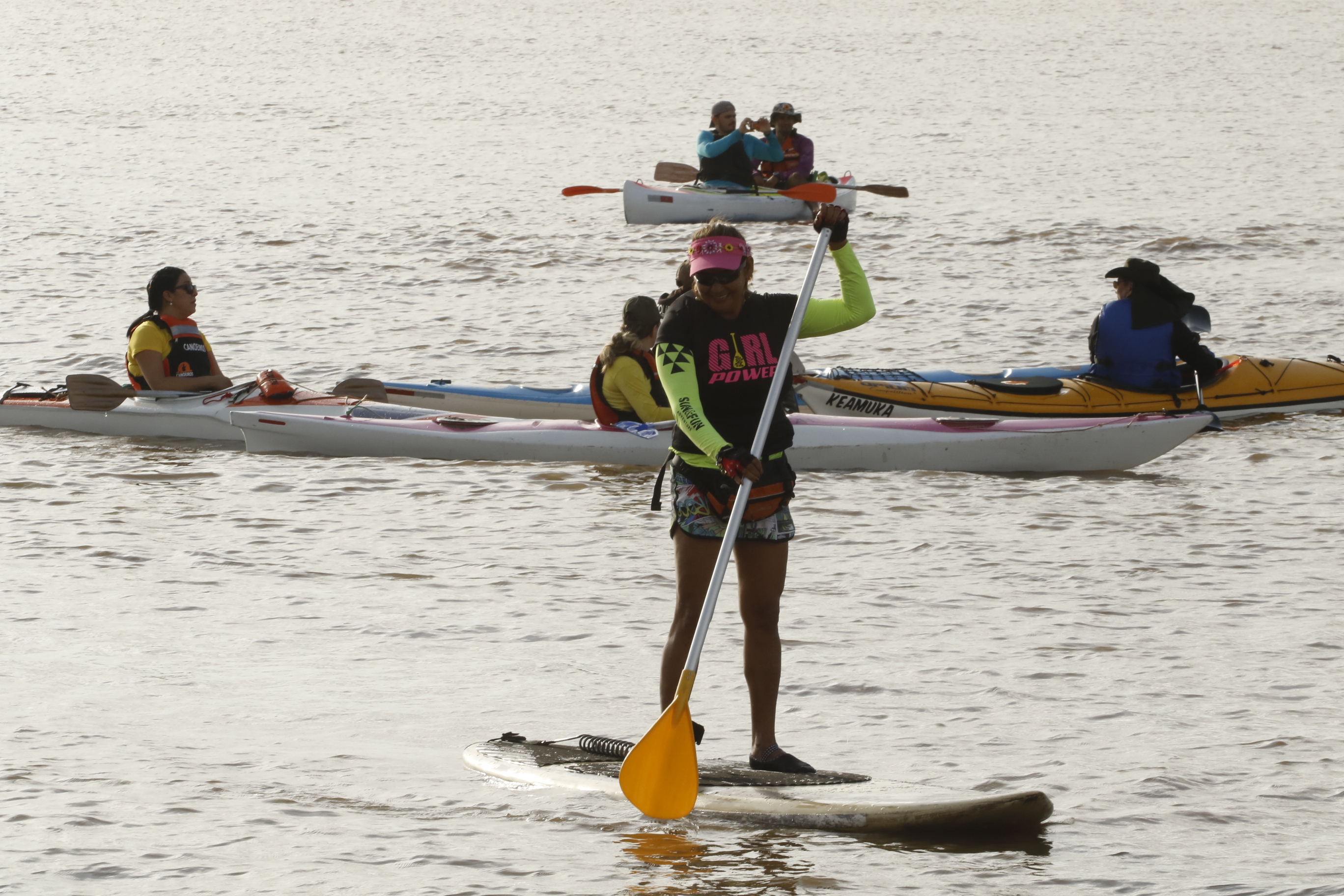 Mulheres participam da Remada Girl Power na baía do Guajará