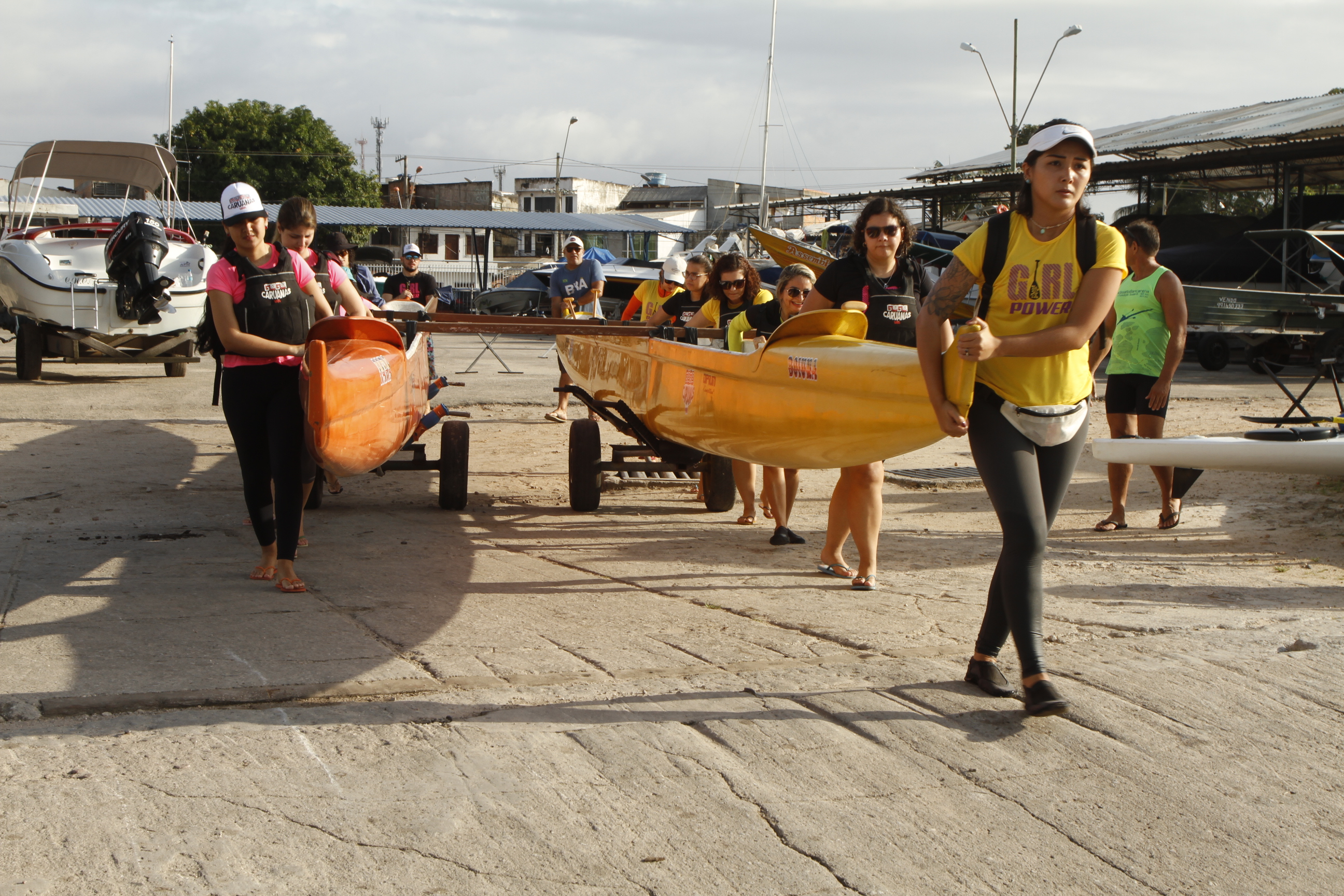 Mulheres participam da Remada Girl Power na baía do Guajará