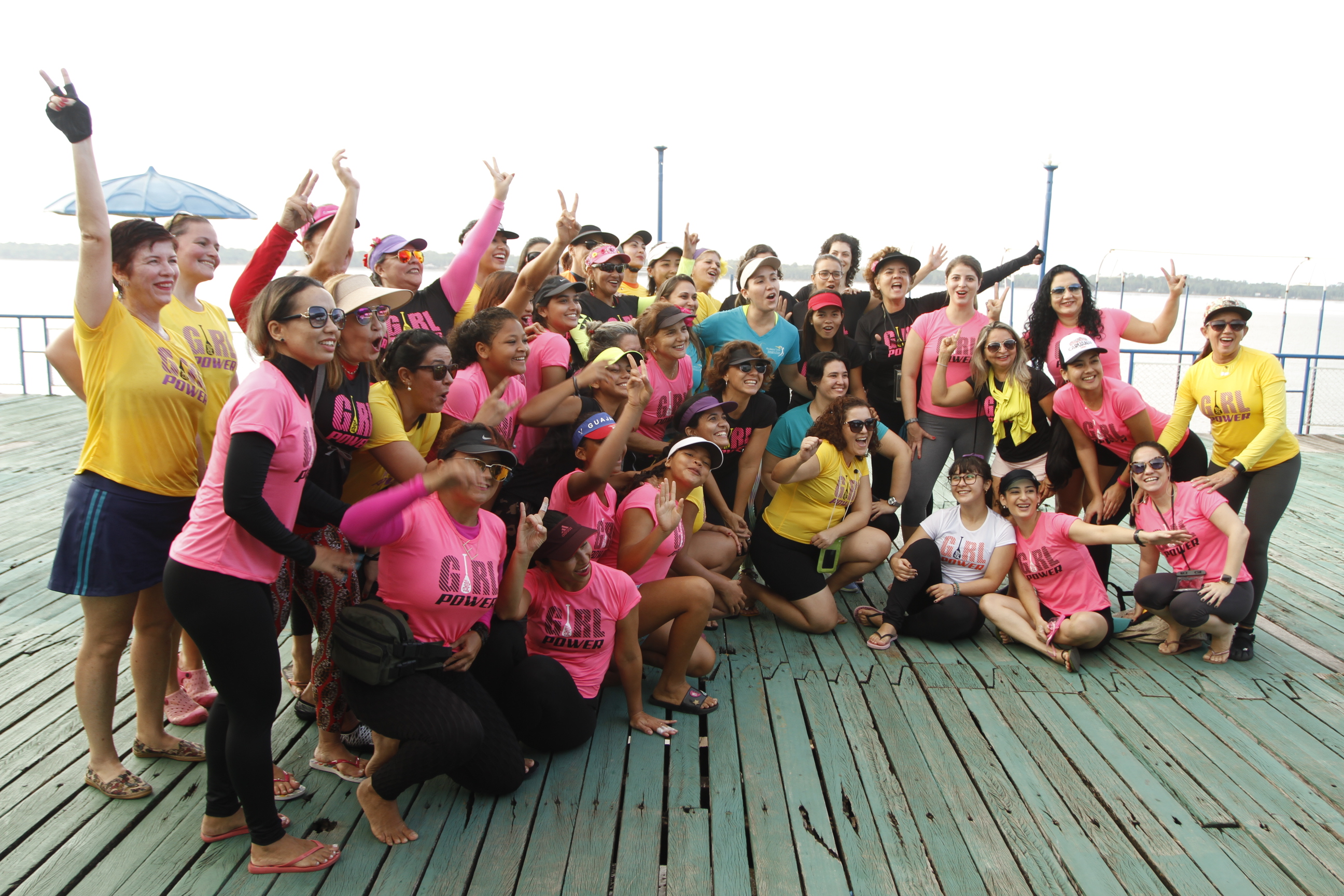 Mulheres participam da Remada Girl Power na baía do Guajará