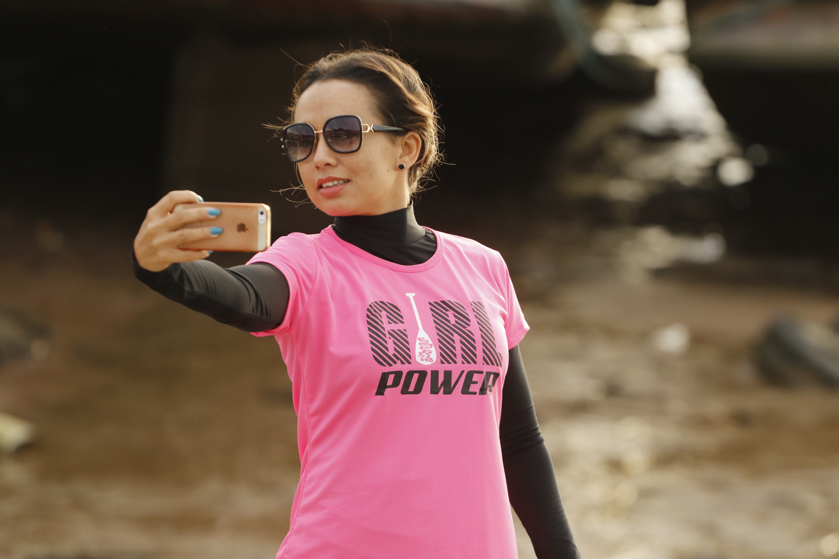 Mulheres participam da Remada Girl Power na baía do Guajará