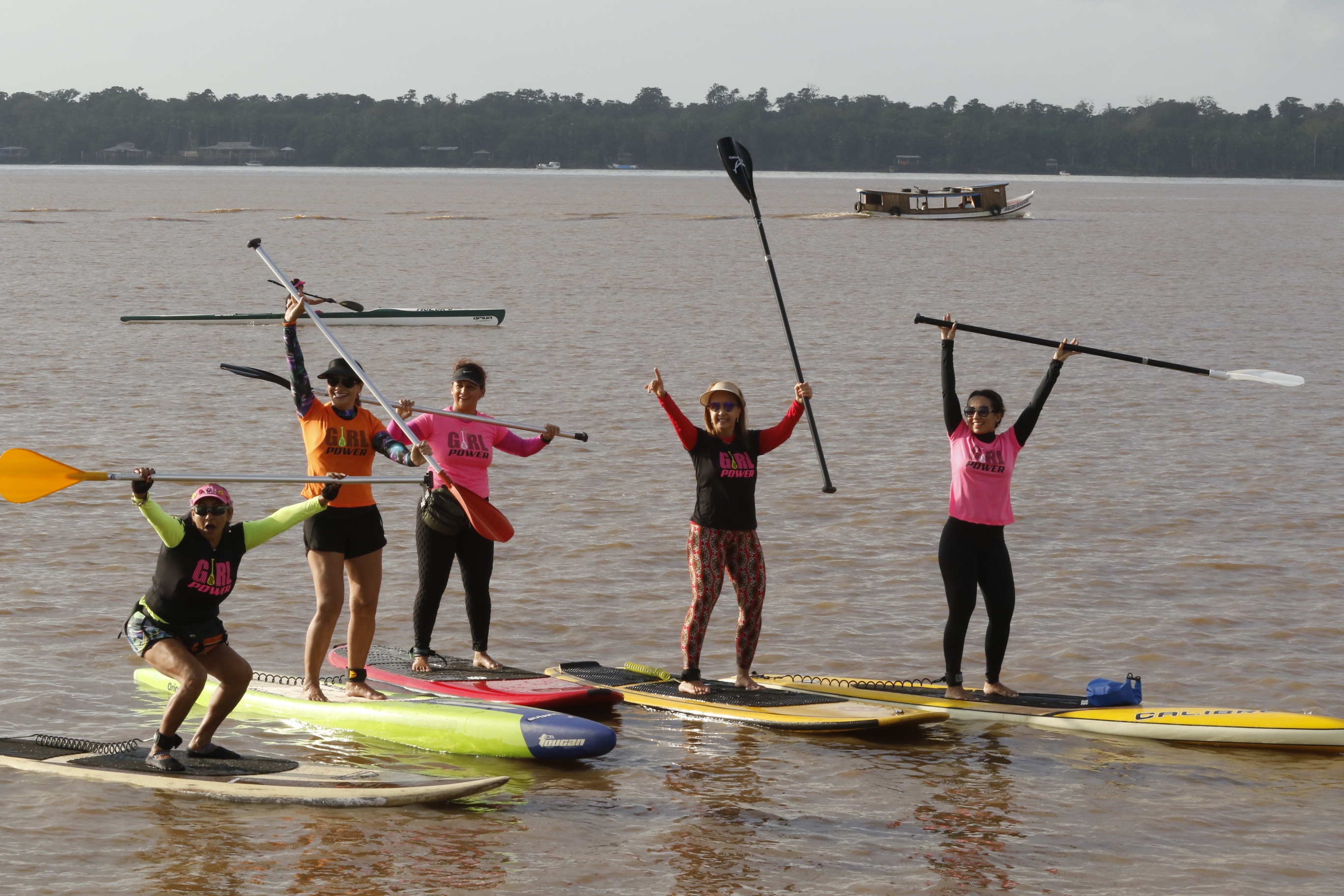 Mulheres participam da Remada Girl Power na baía do Guajará