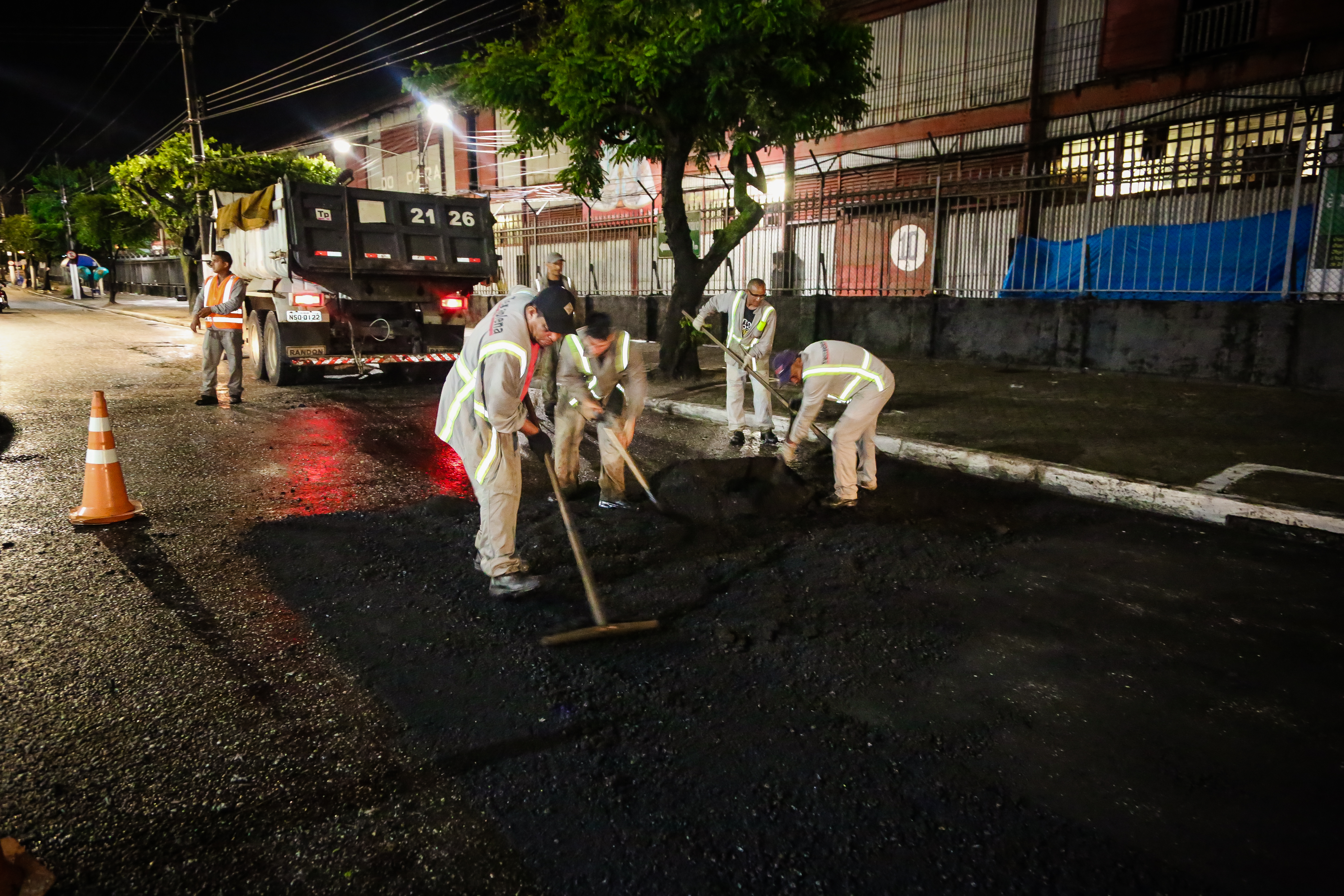 Com trabalho noturno, Prefeitura avança na recuperação de ruas e avenidas