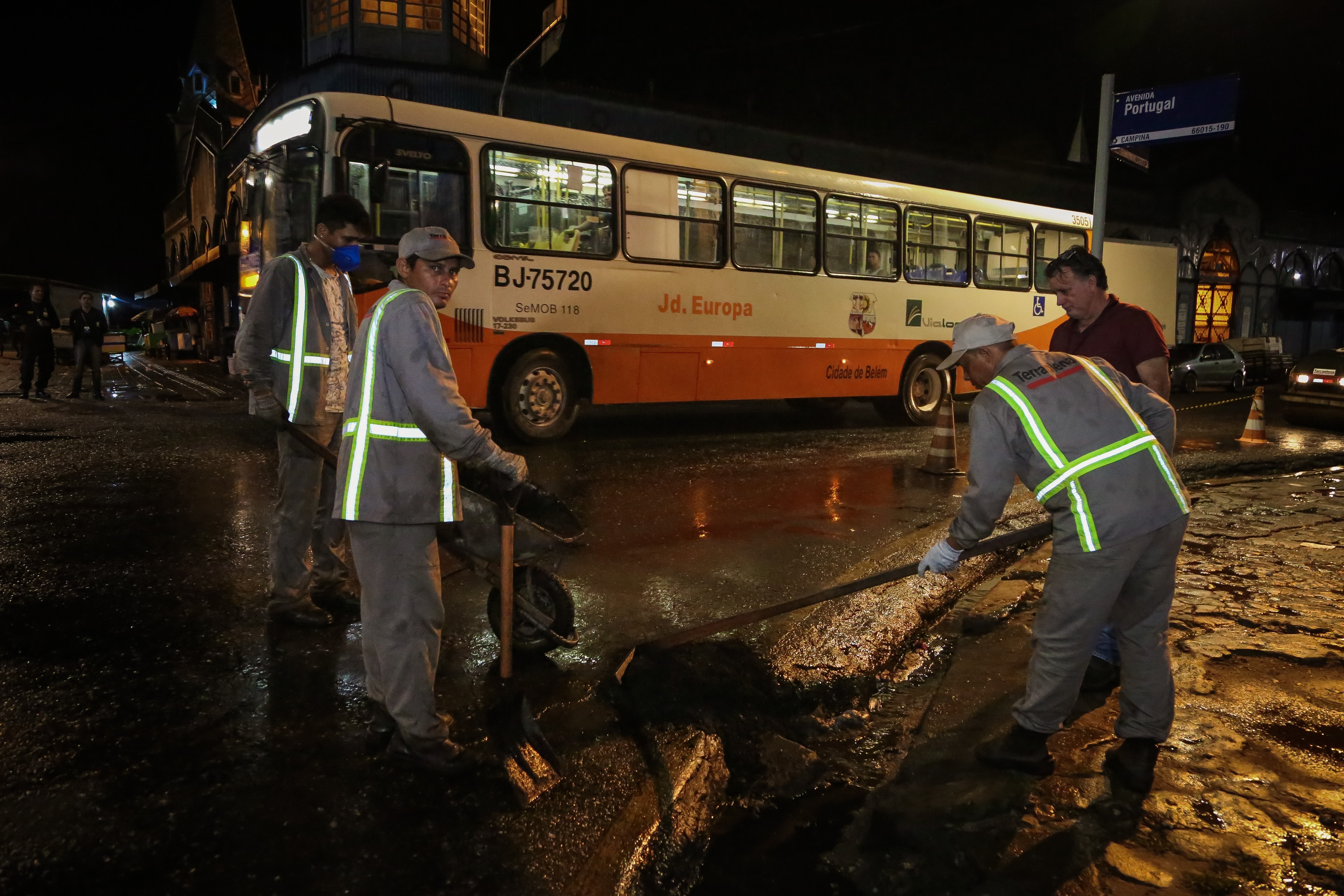 Com trabalho noturno, Prefeitura avança na recuperação de ruas e avenidas