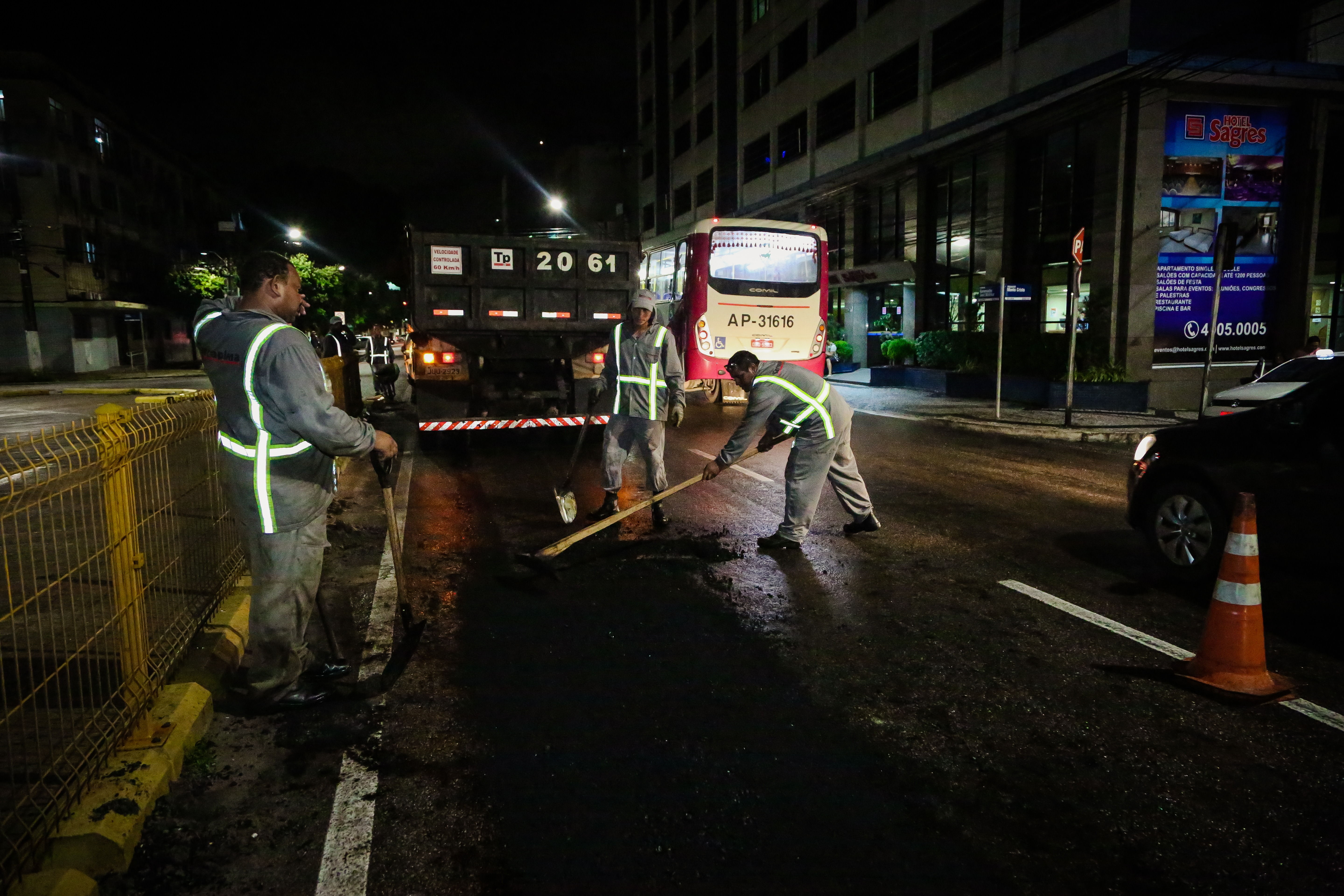 Com trabalho noturno, Prefeitura avança na recuperação de ruas e avenidas