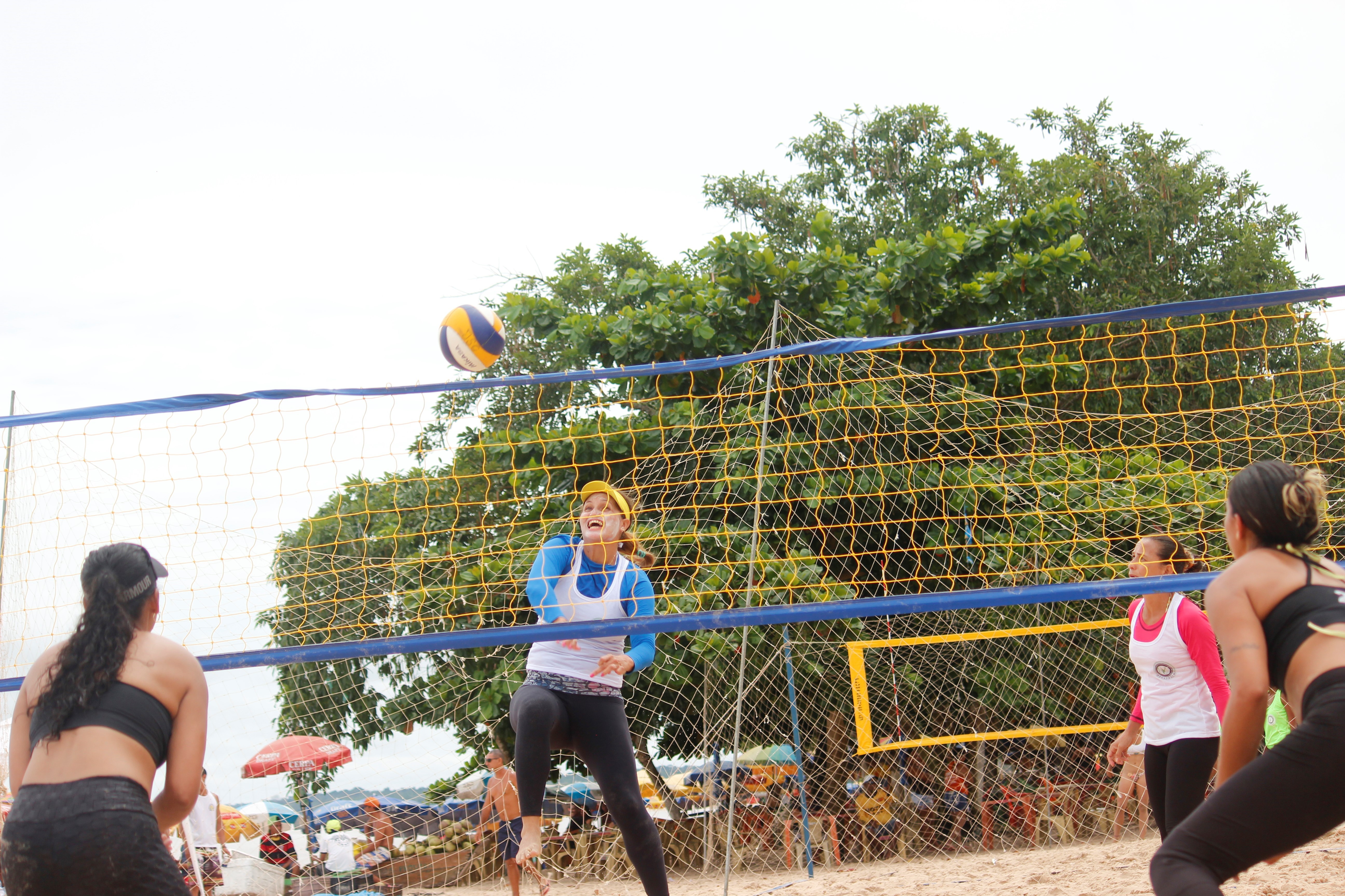Torneio de vôlei de praia feminino leva 200 pessoas a Outeiro neste domingo