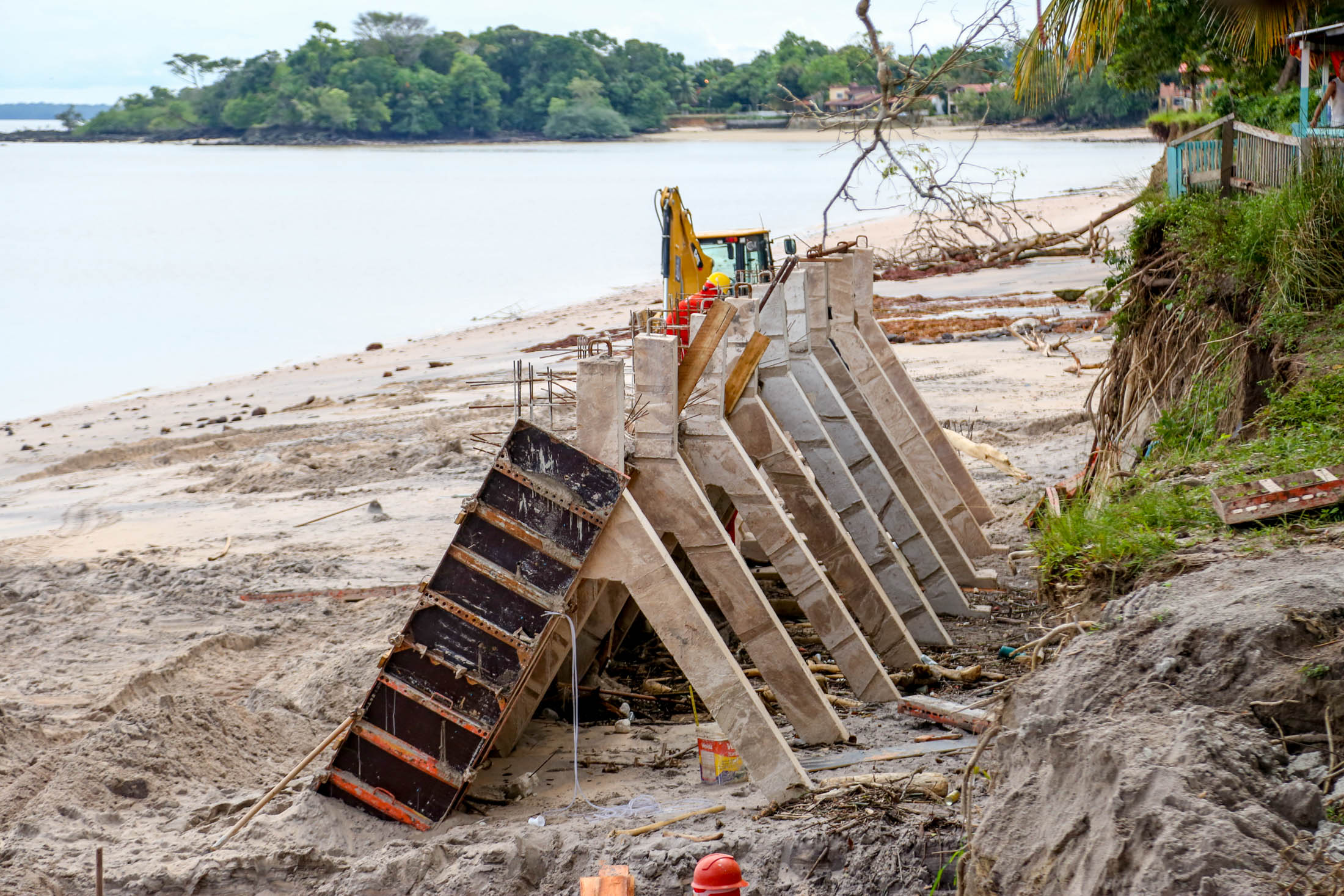 Obras de prevenção à erosão em Mosqueiro avançam em três praias