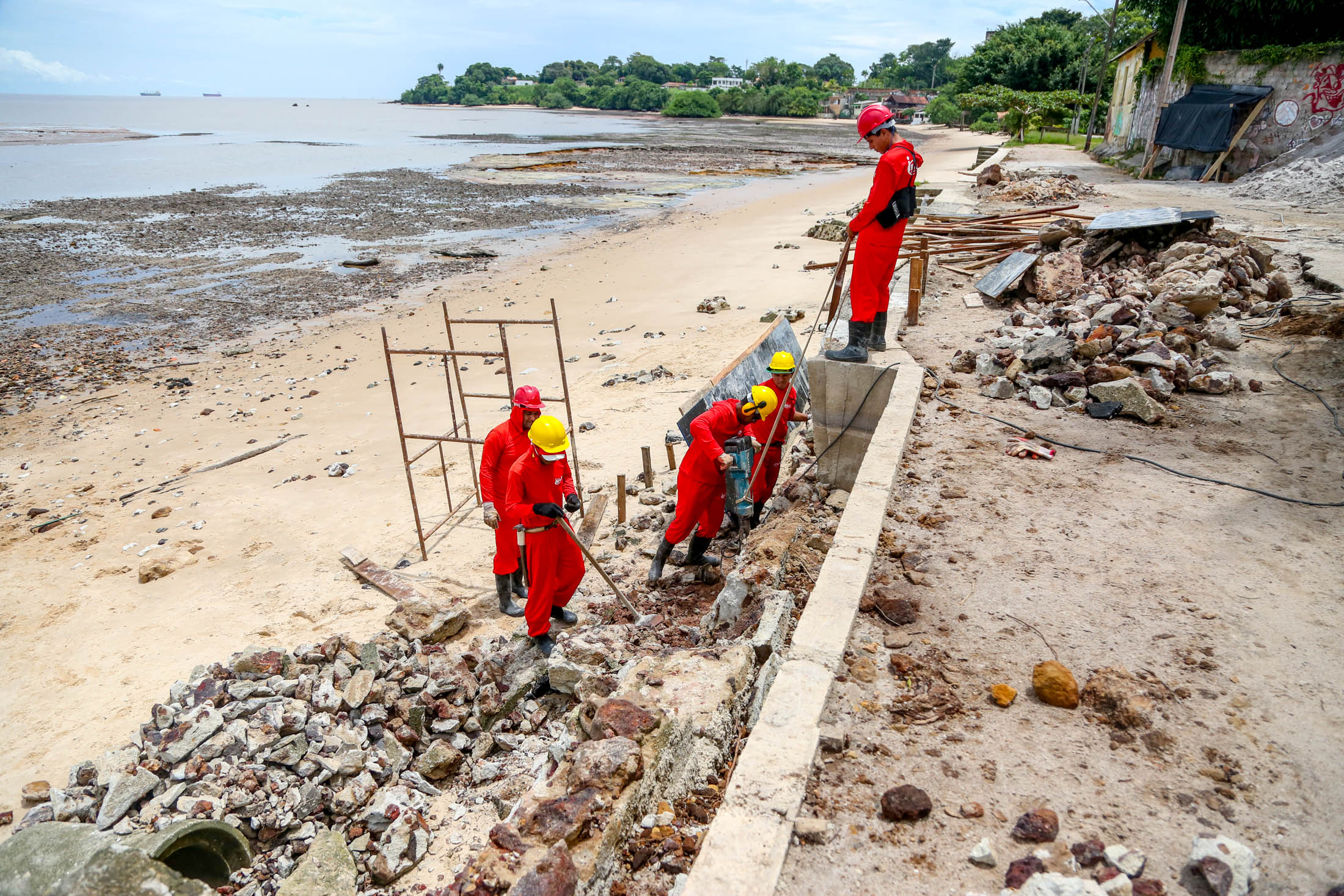 Obras de prevenção à erosão em Mosqueiro avançam em três praias