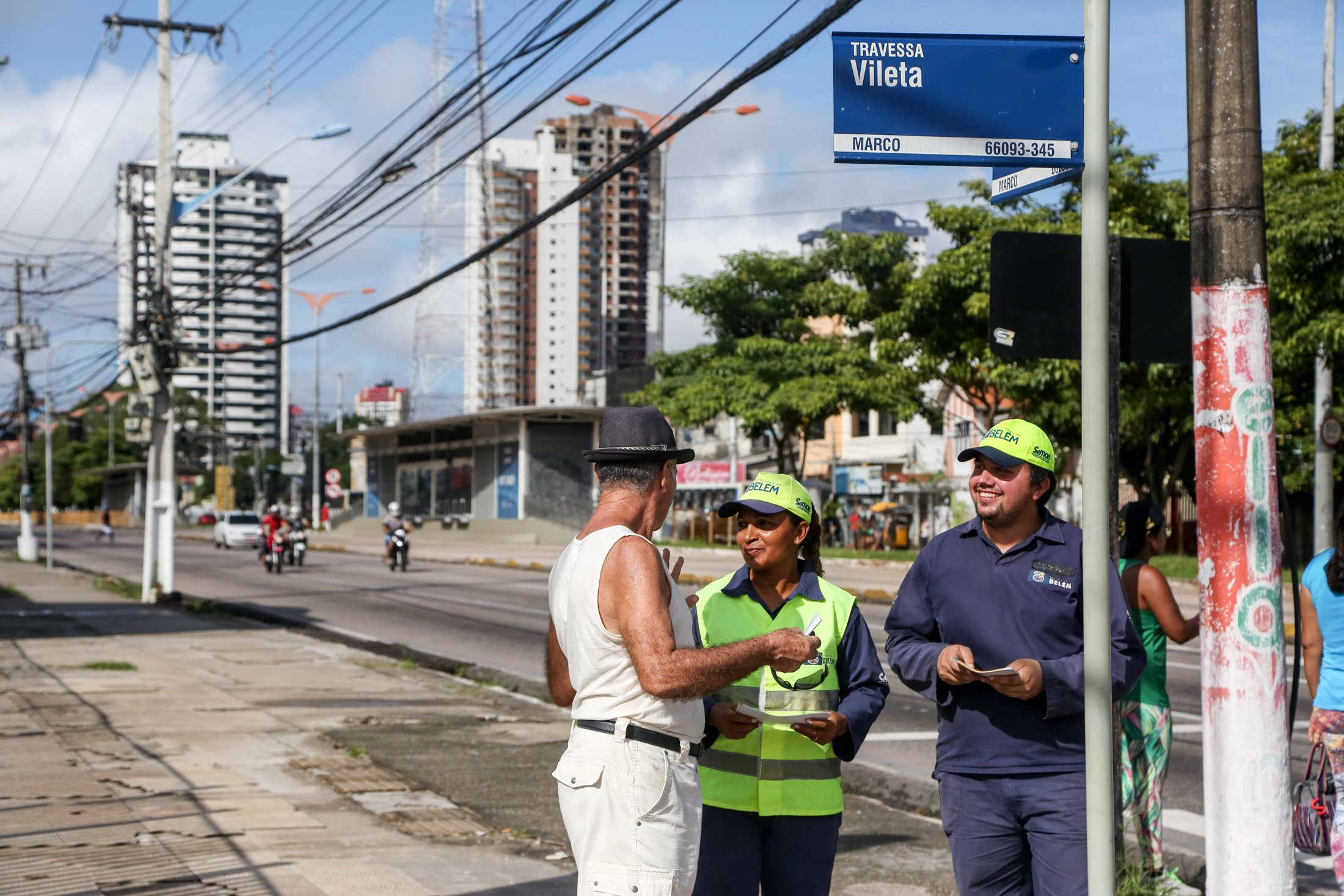 Ação educativa orienta população sobre novo sentido da travessa Vileta