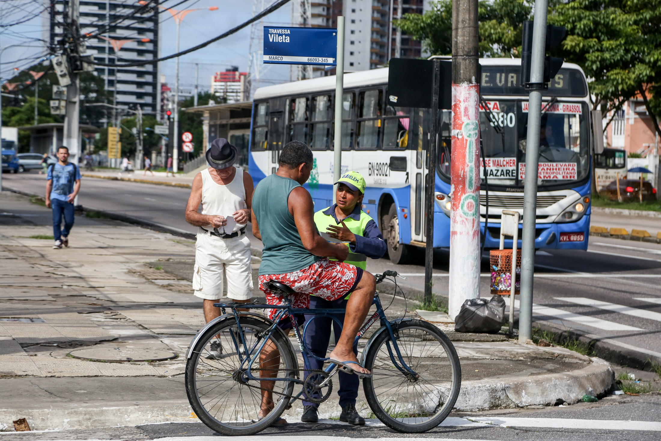 Ação educativa orienta população sobre novo sentido da travessa Vileta