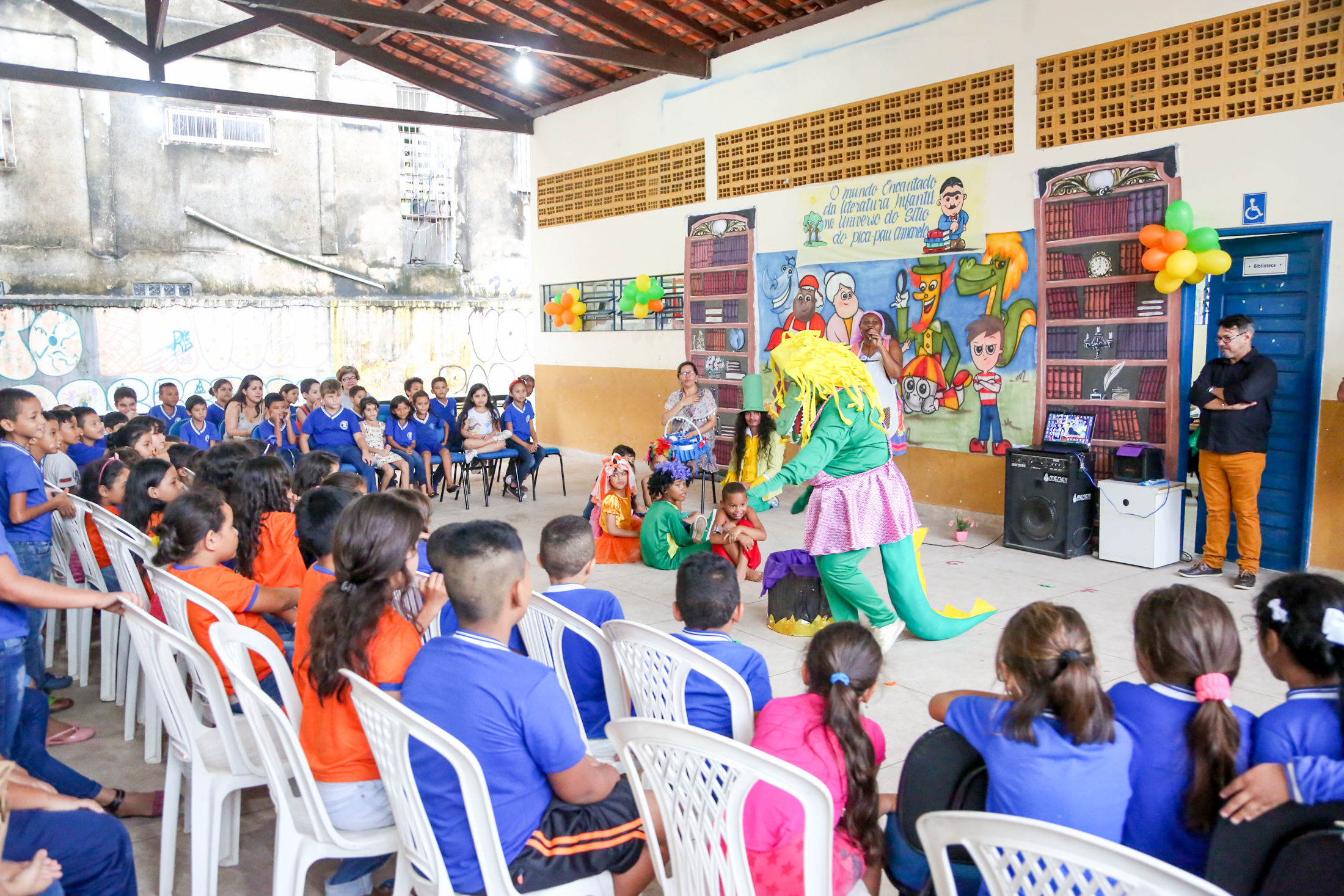 Alunos de escola da Terra Firme encenam peça para celebrar o Dia do Livro Infantil
