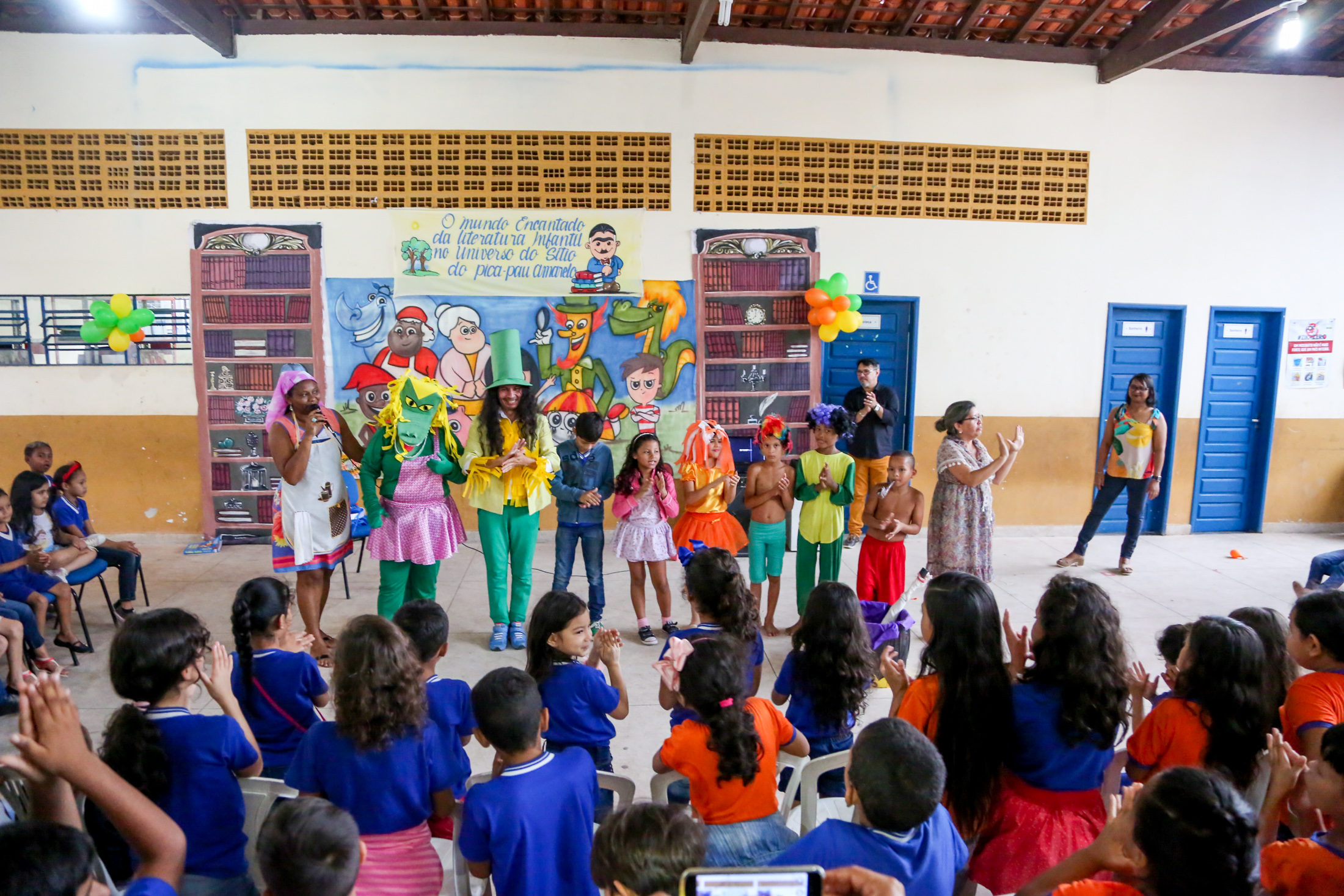 Alunos de escola da Terra Firme encenam peça para celebrar o Dia do Livro Infantil