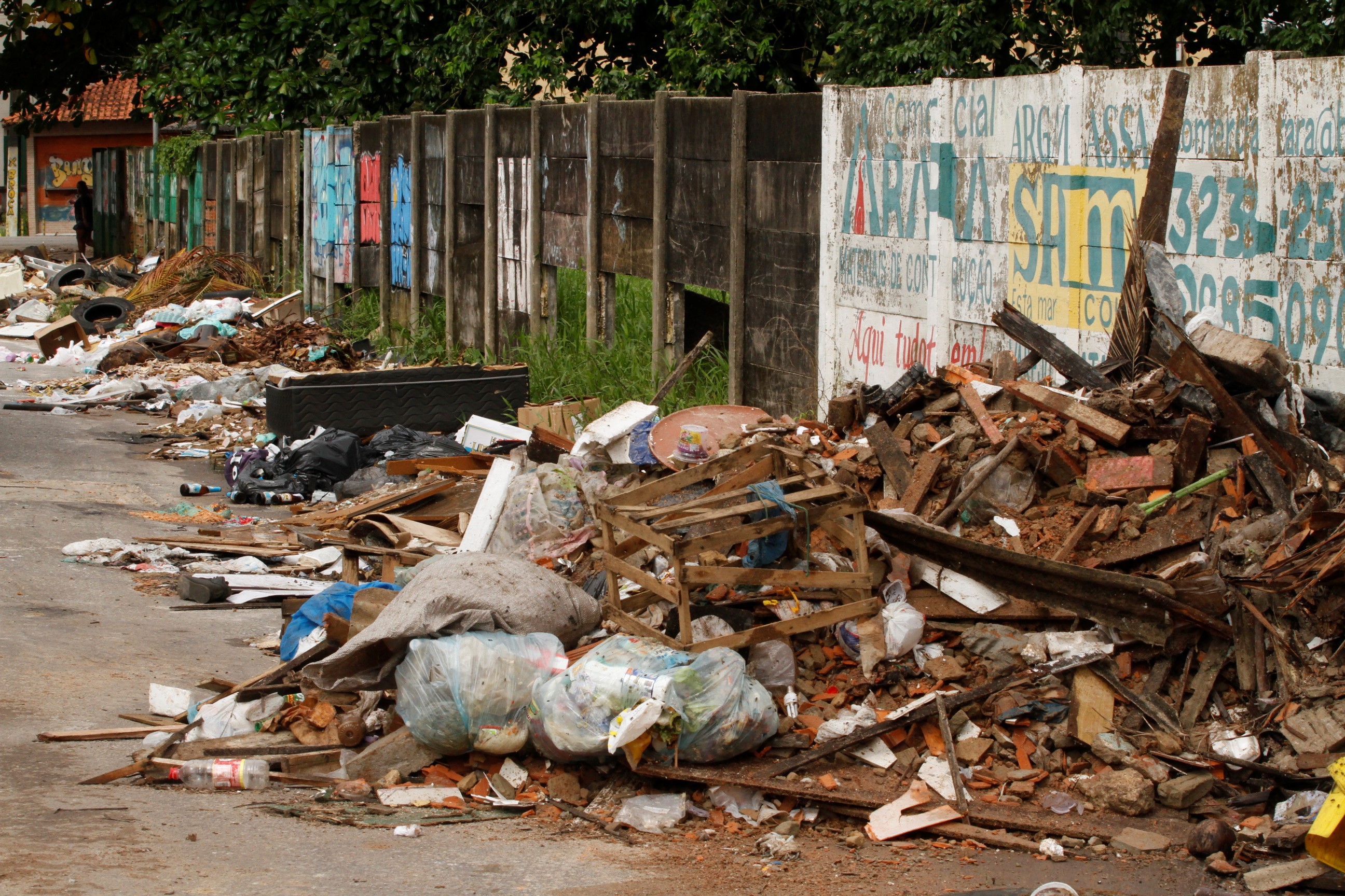 Prefeitura e comunidade se unem contra descarte de lixo em canal da Marambaia
