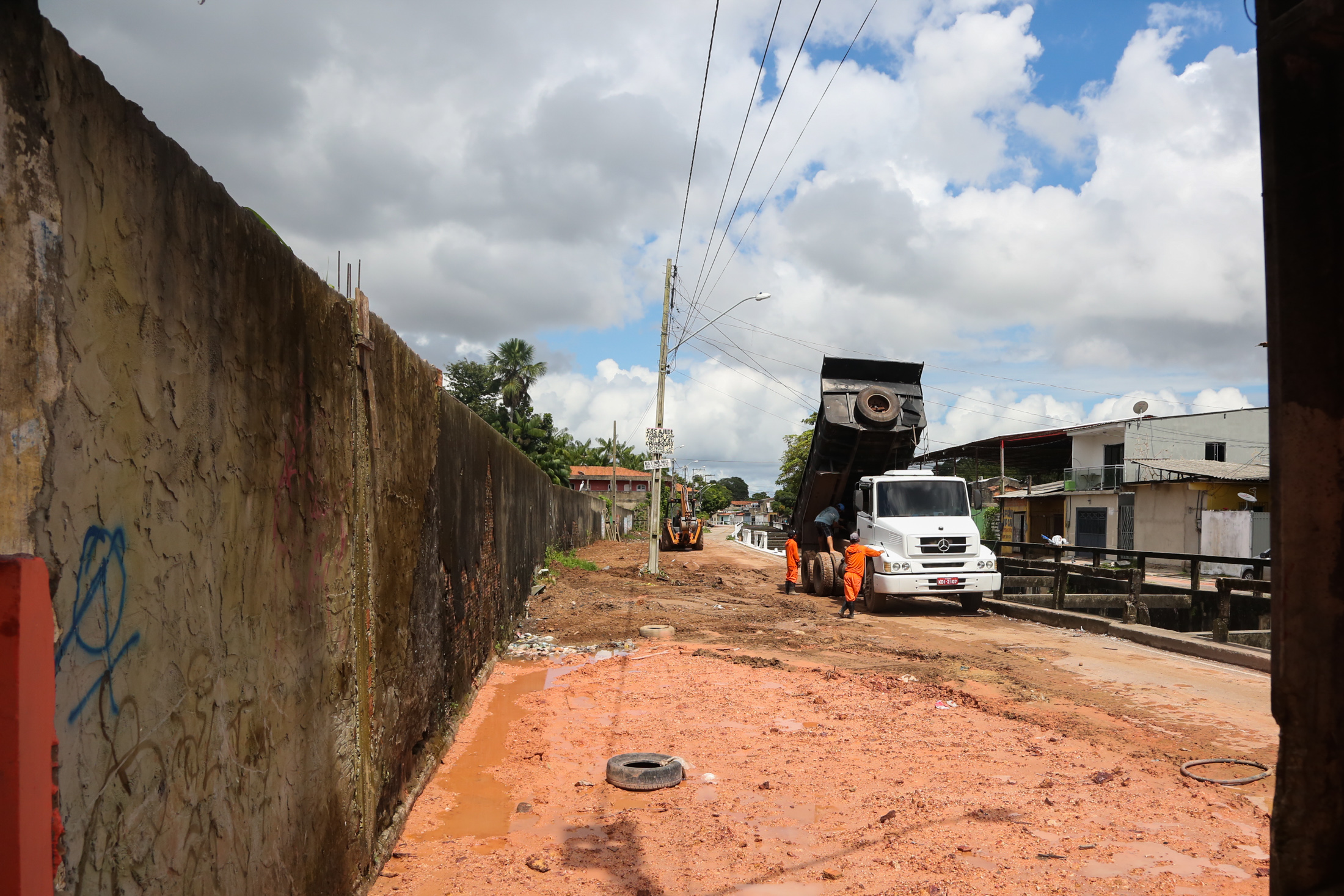 Prefeitura e comunidade se unem contra descarte de lixo em canal da Marambaia