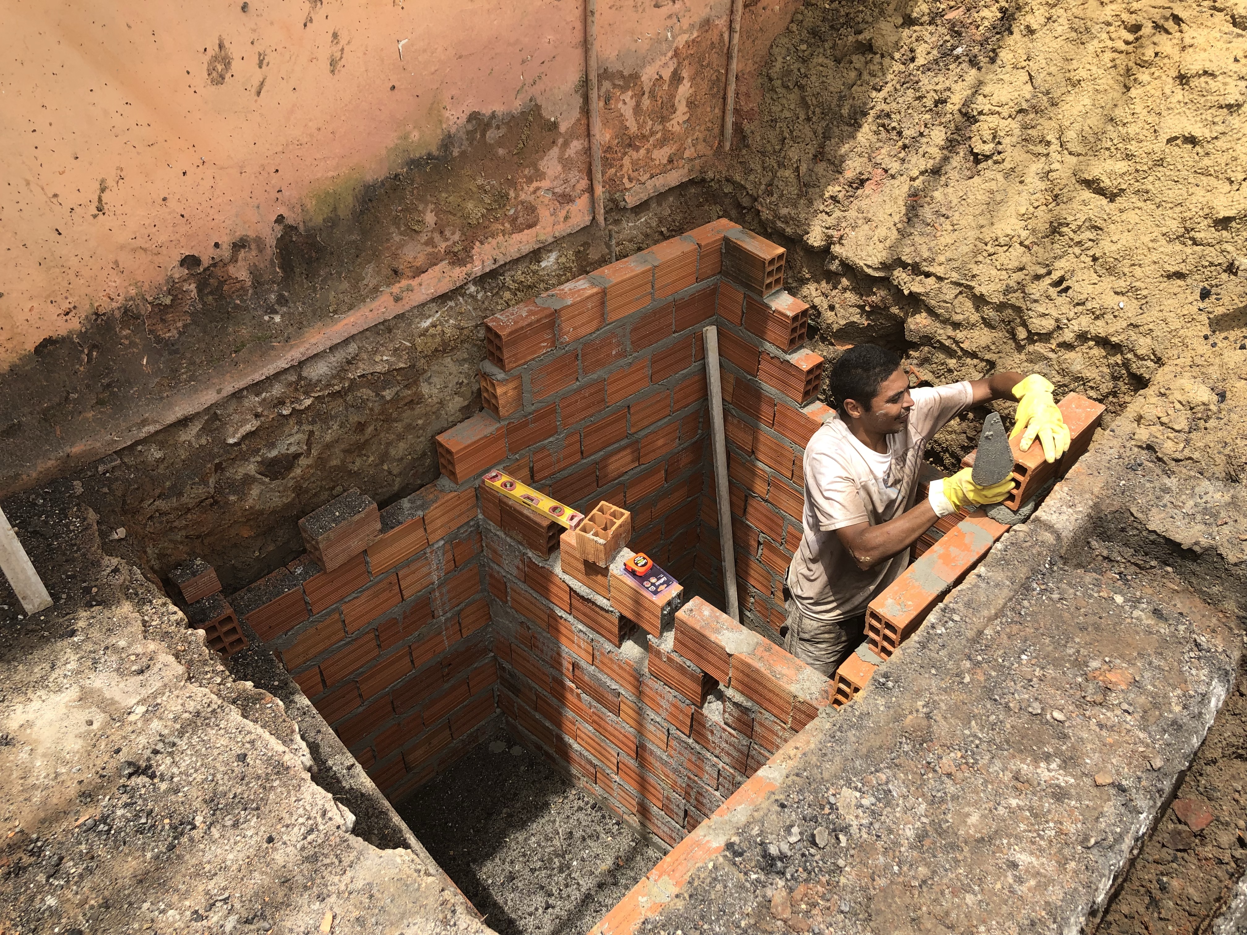 Prefeitura embarga obra irregular que faria lançamento de esgoto na rede de drenagem